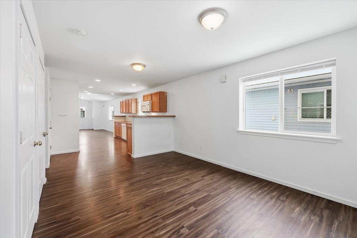 402 E I St - Photo 8