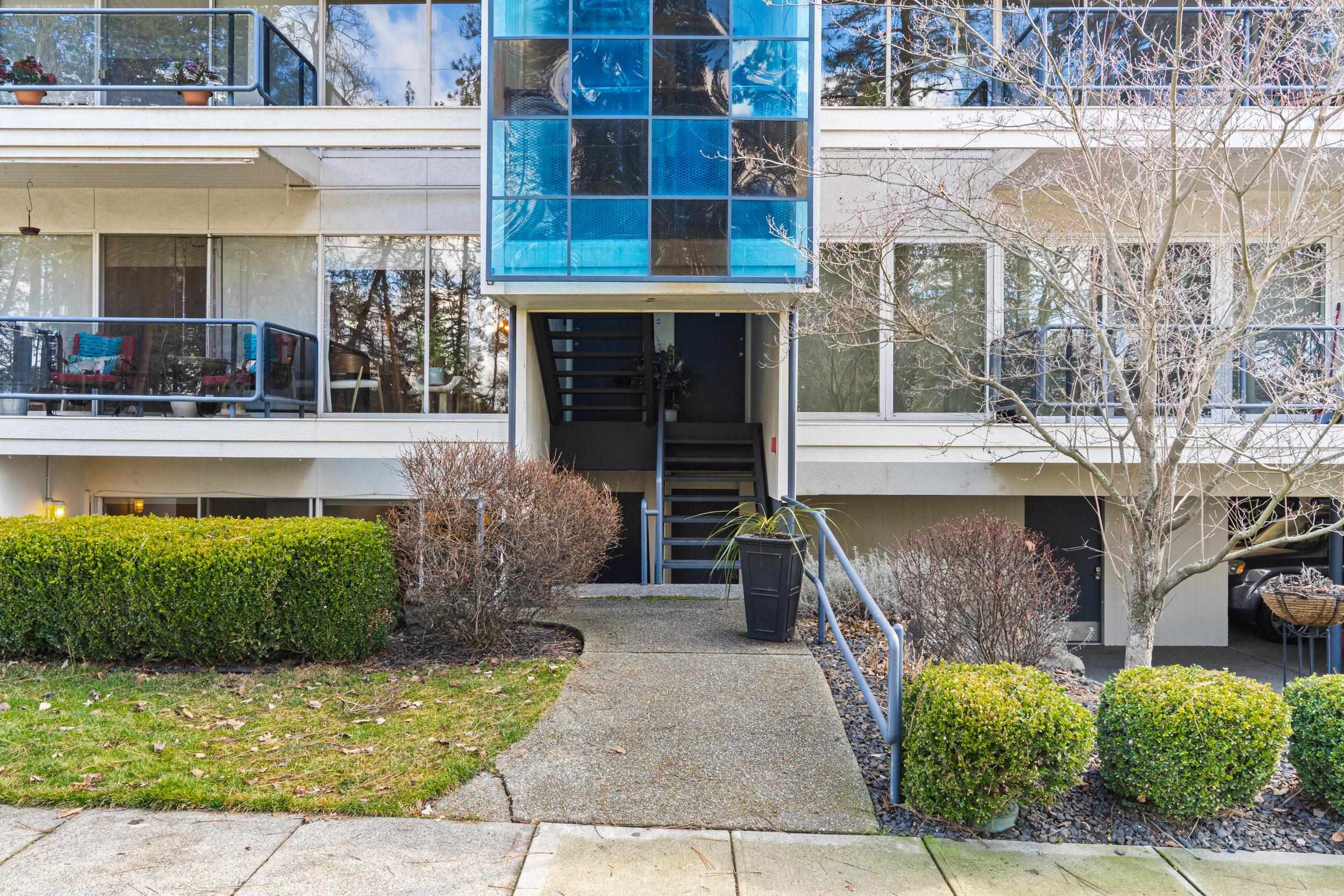 301 S Chestnut St - Photo 2