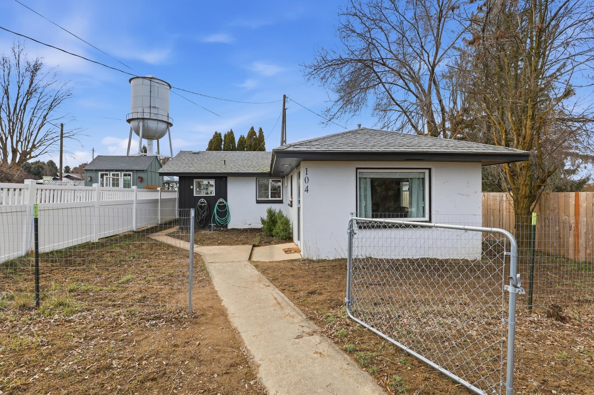 104 W Adams St - Photo 3
