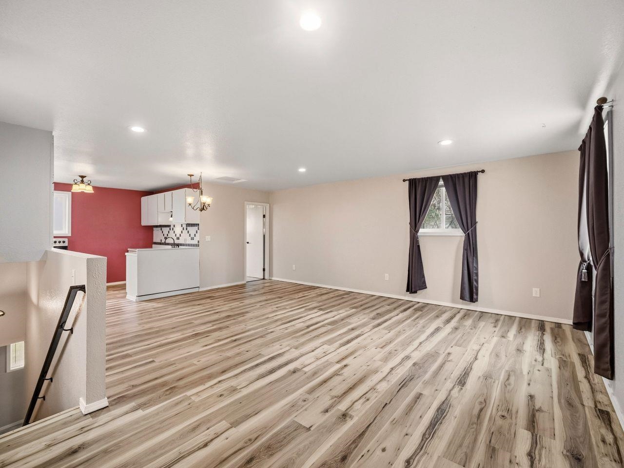 205 E Brewster St - Photo 4