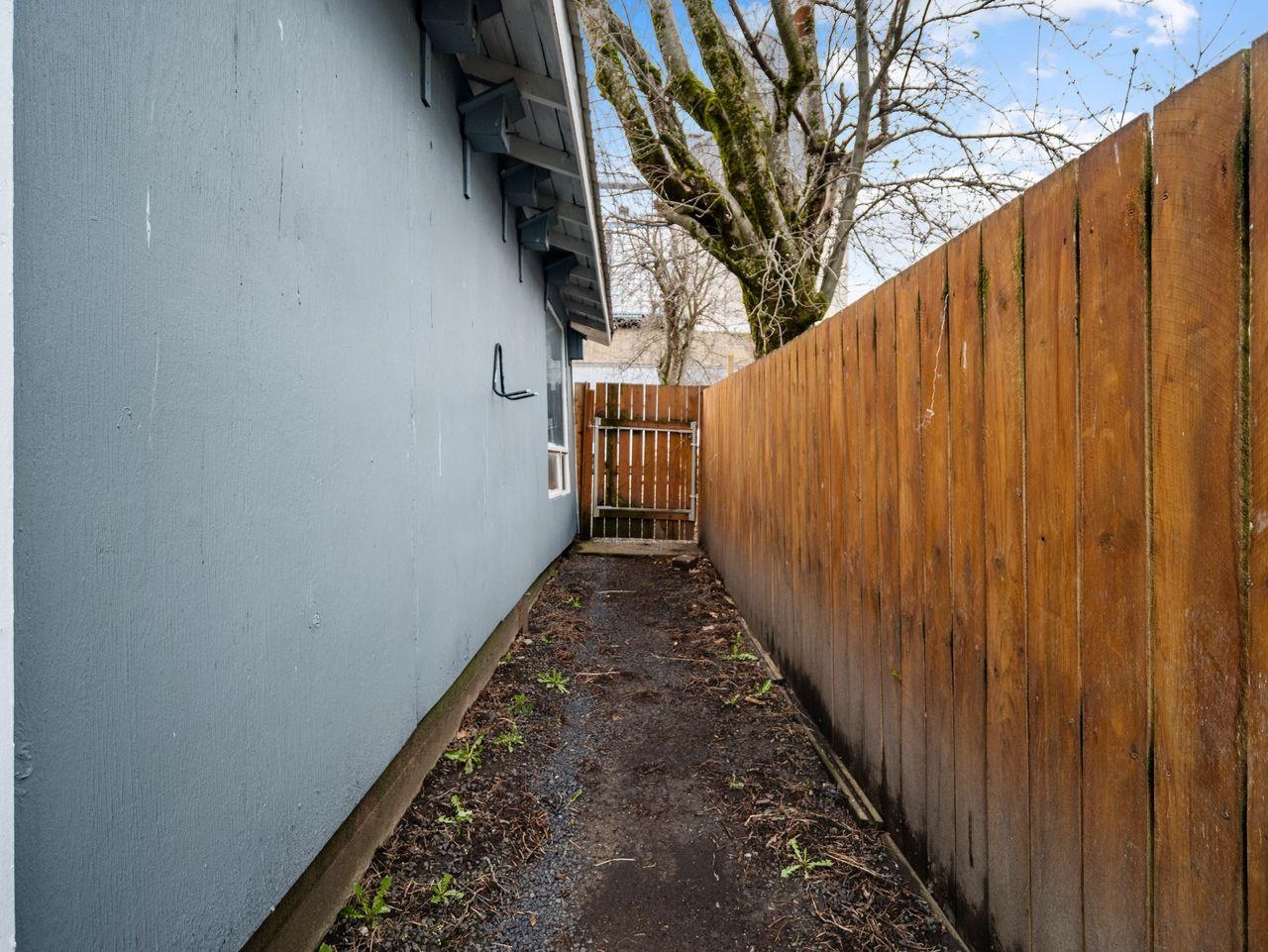 205 E Brewster St - Photo 36