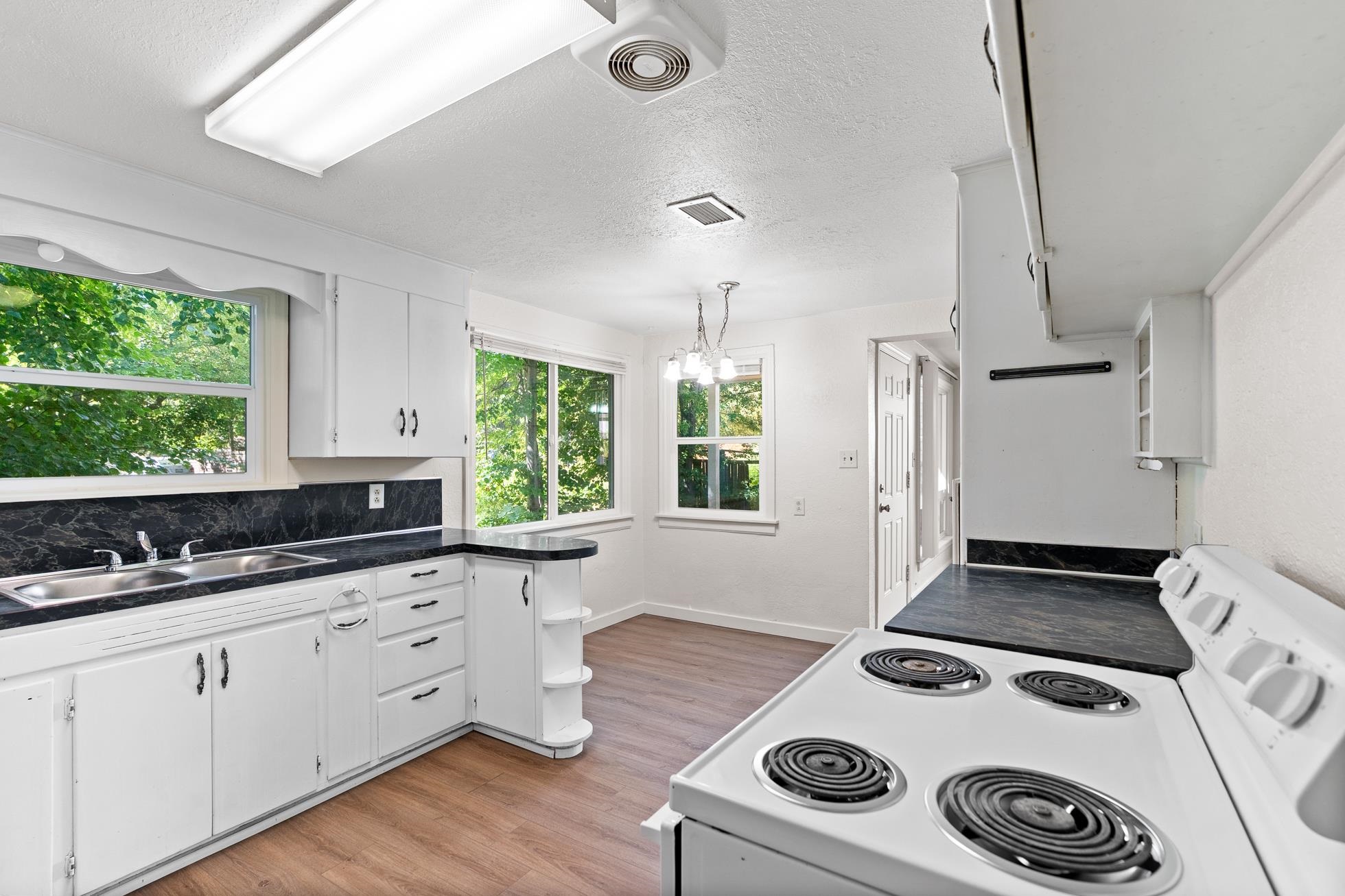 1307 E Thurston Ave - Photo 8