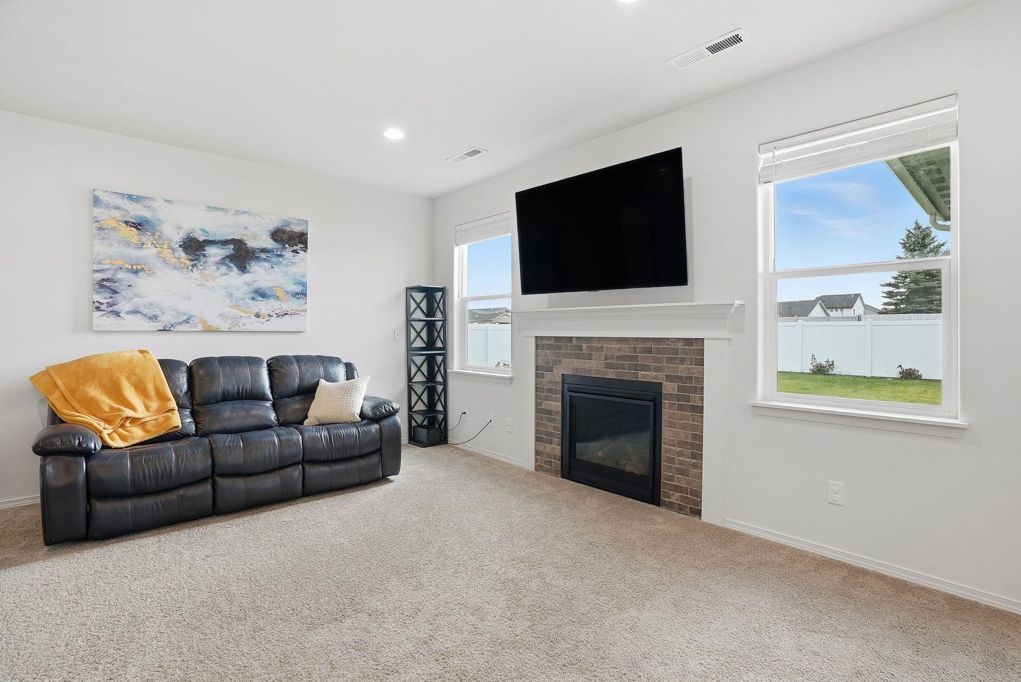 1562 E B St - Photo 3