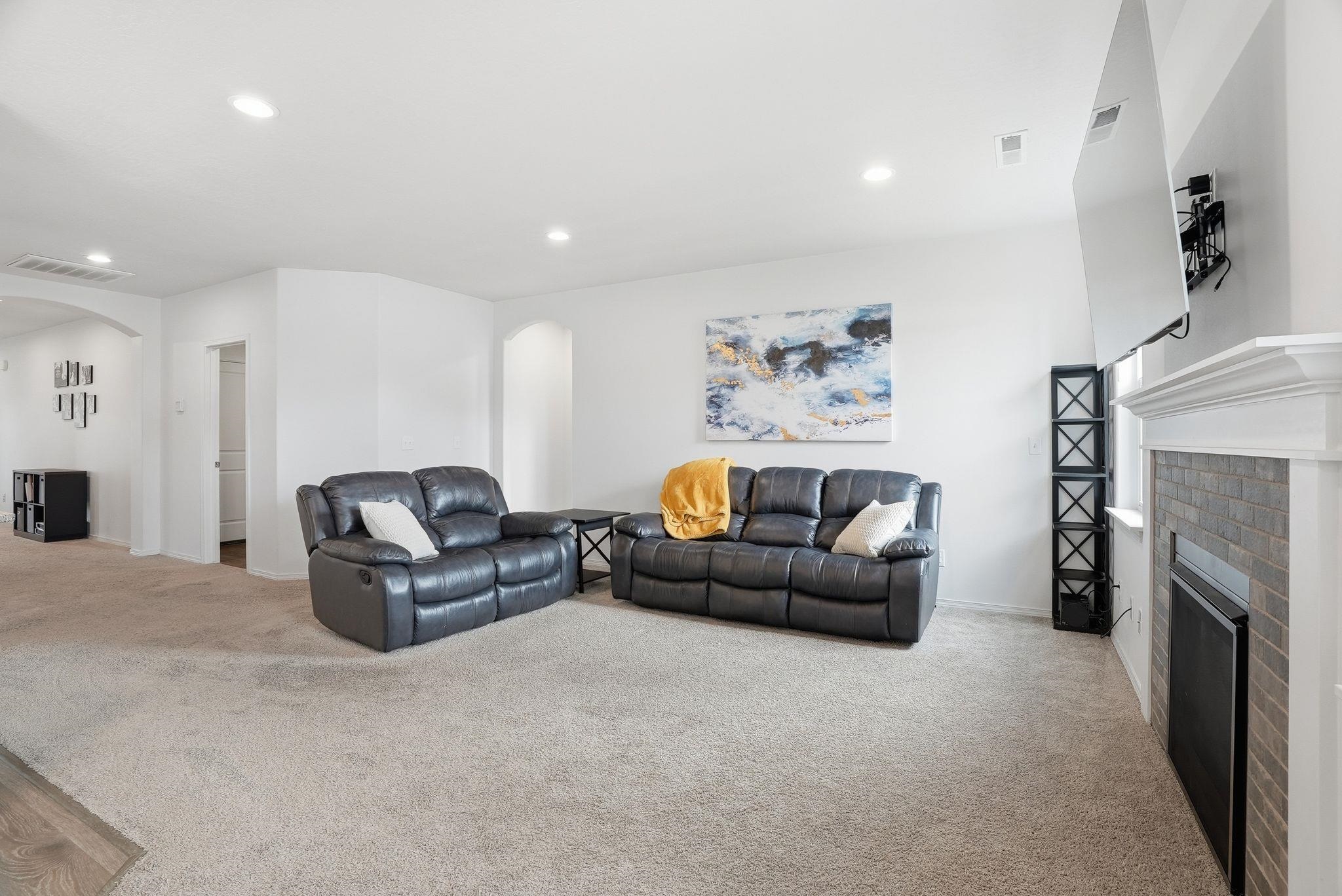 1562 E B St - Photo 4