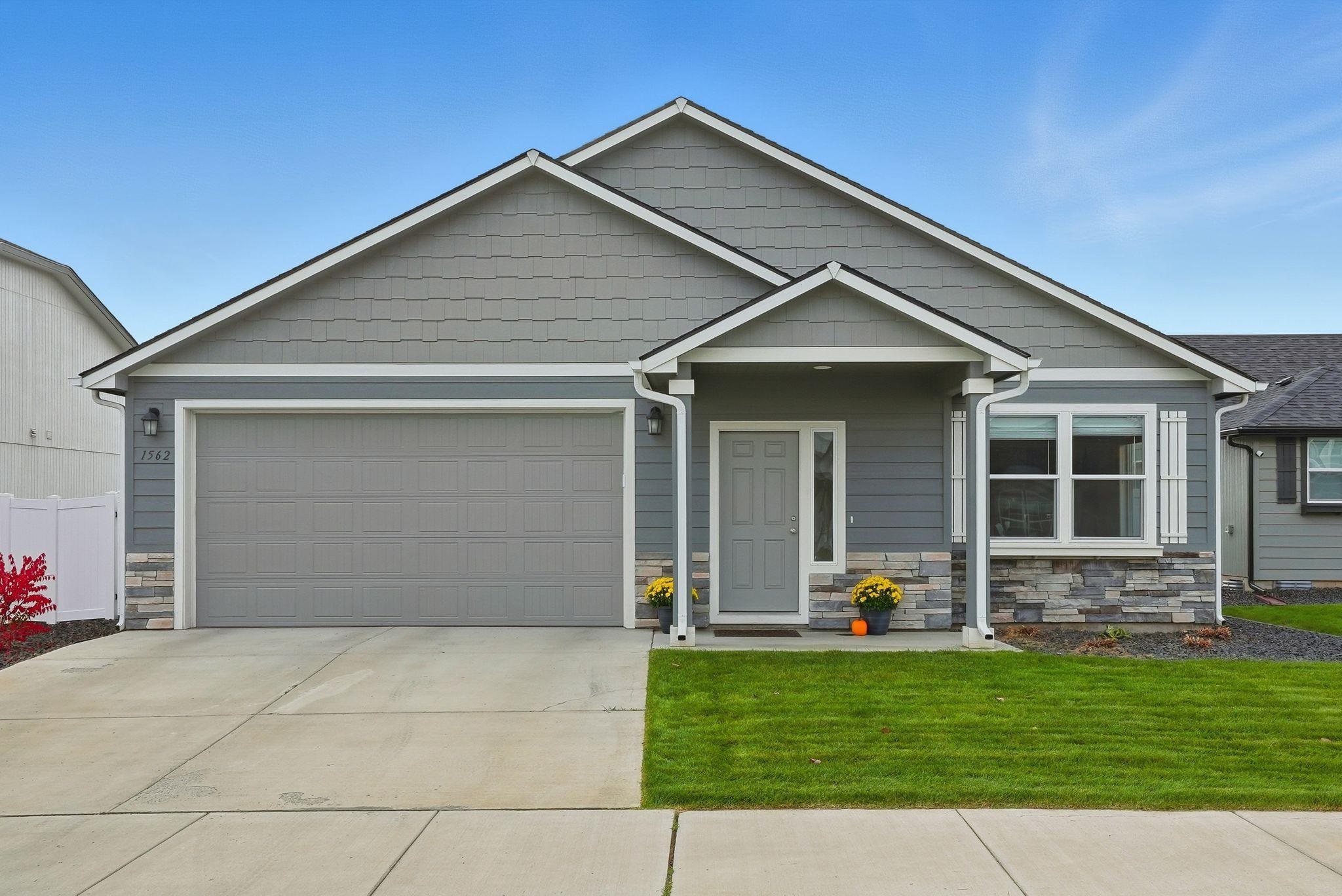 1562 E B St - Photo 1
