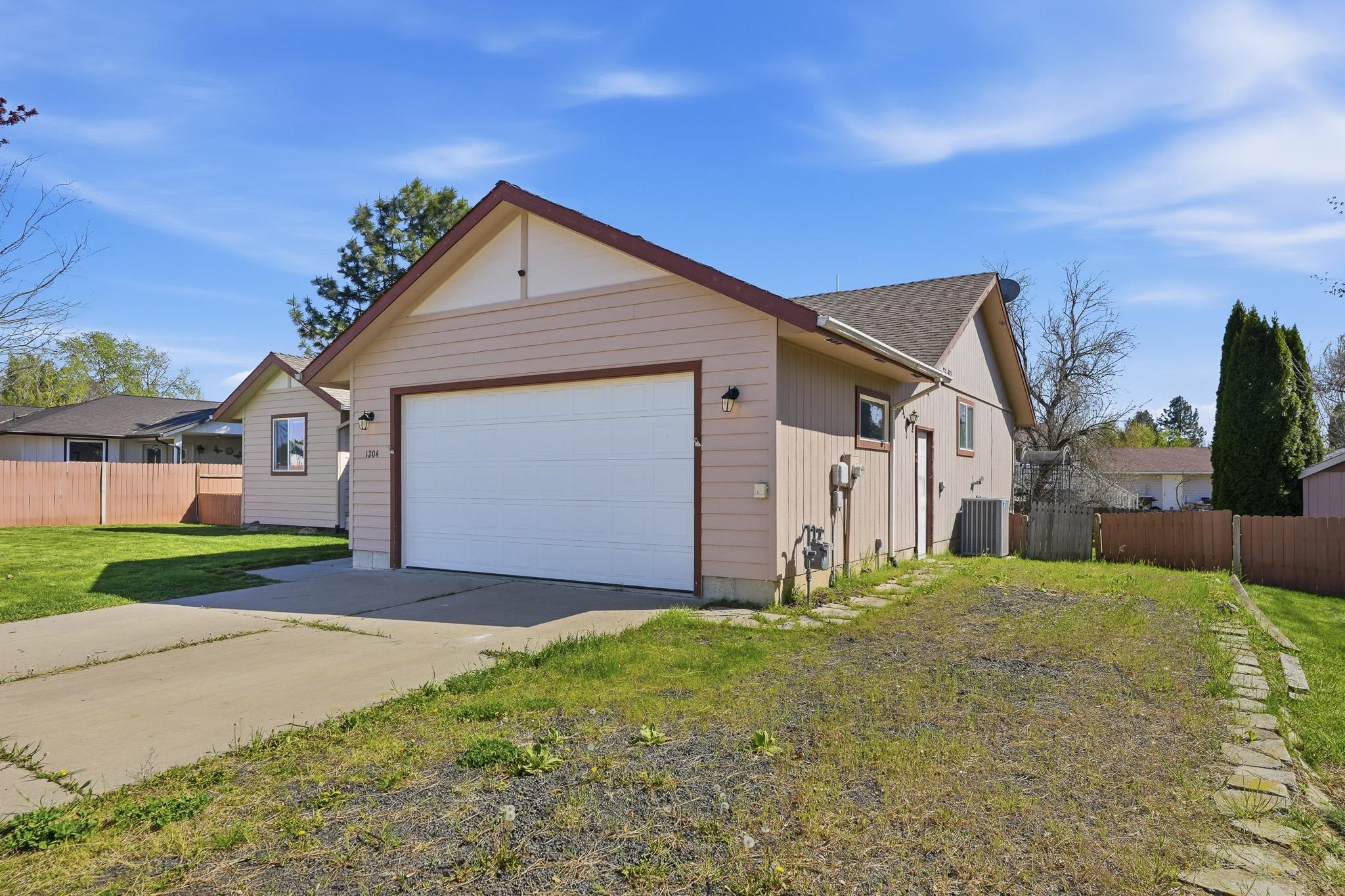 1204 E 6th St - Photo 3
