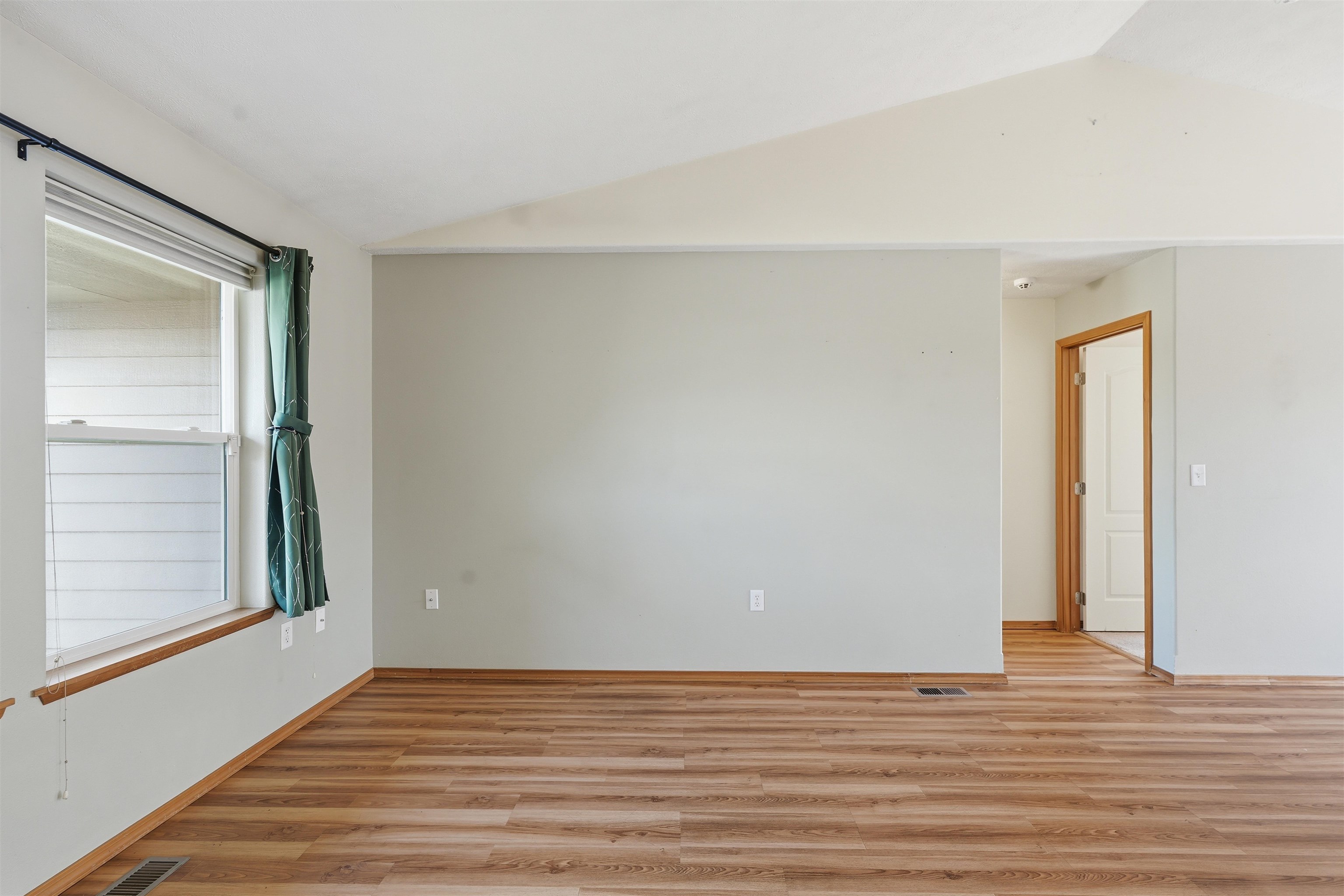 1204 E 6th St - Photo 4