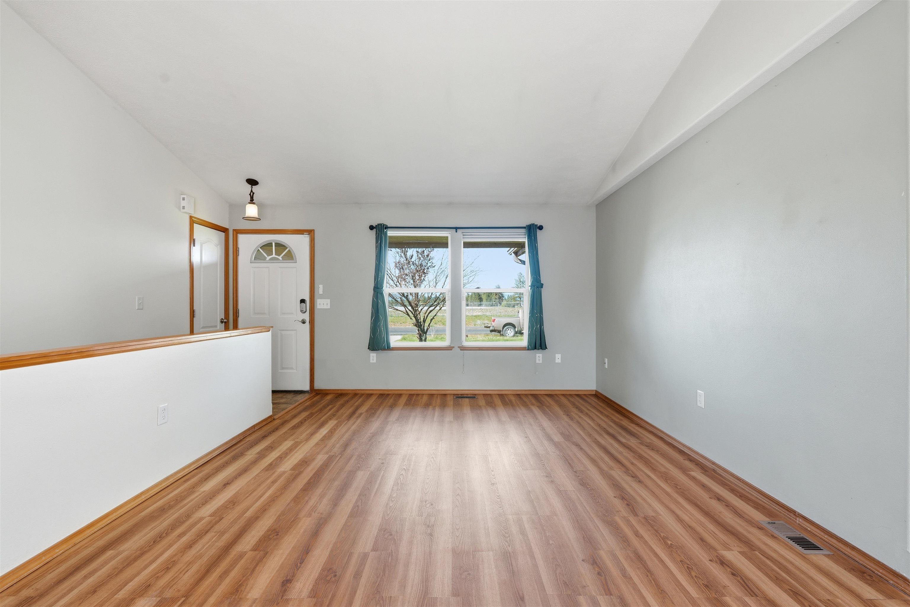 1204 E 6th St - Photo 5