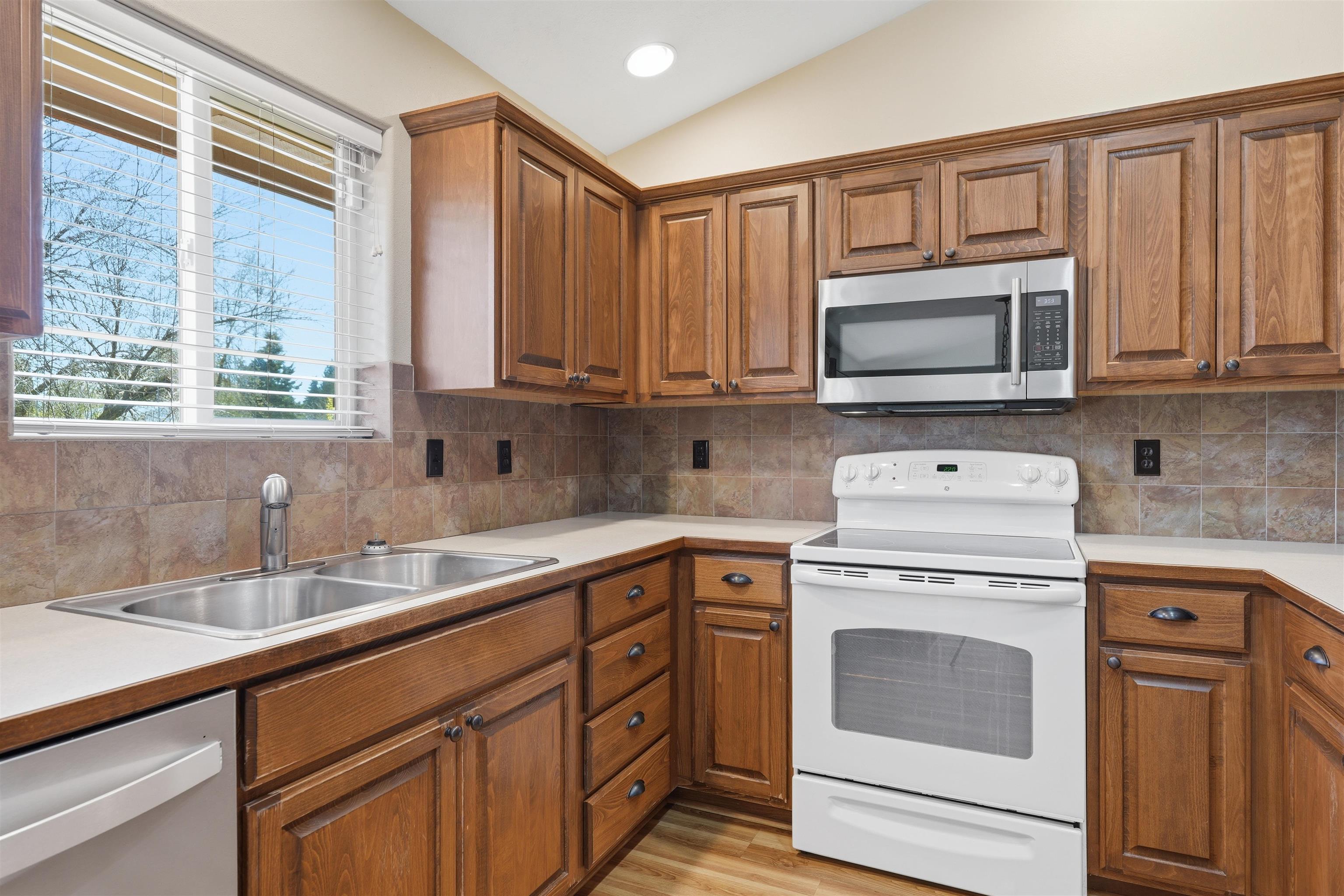1204 E 6th St - Photo 11