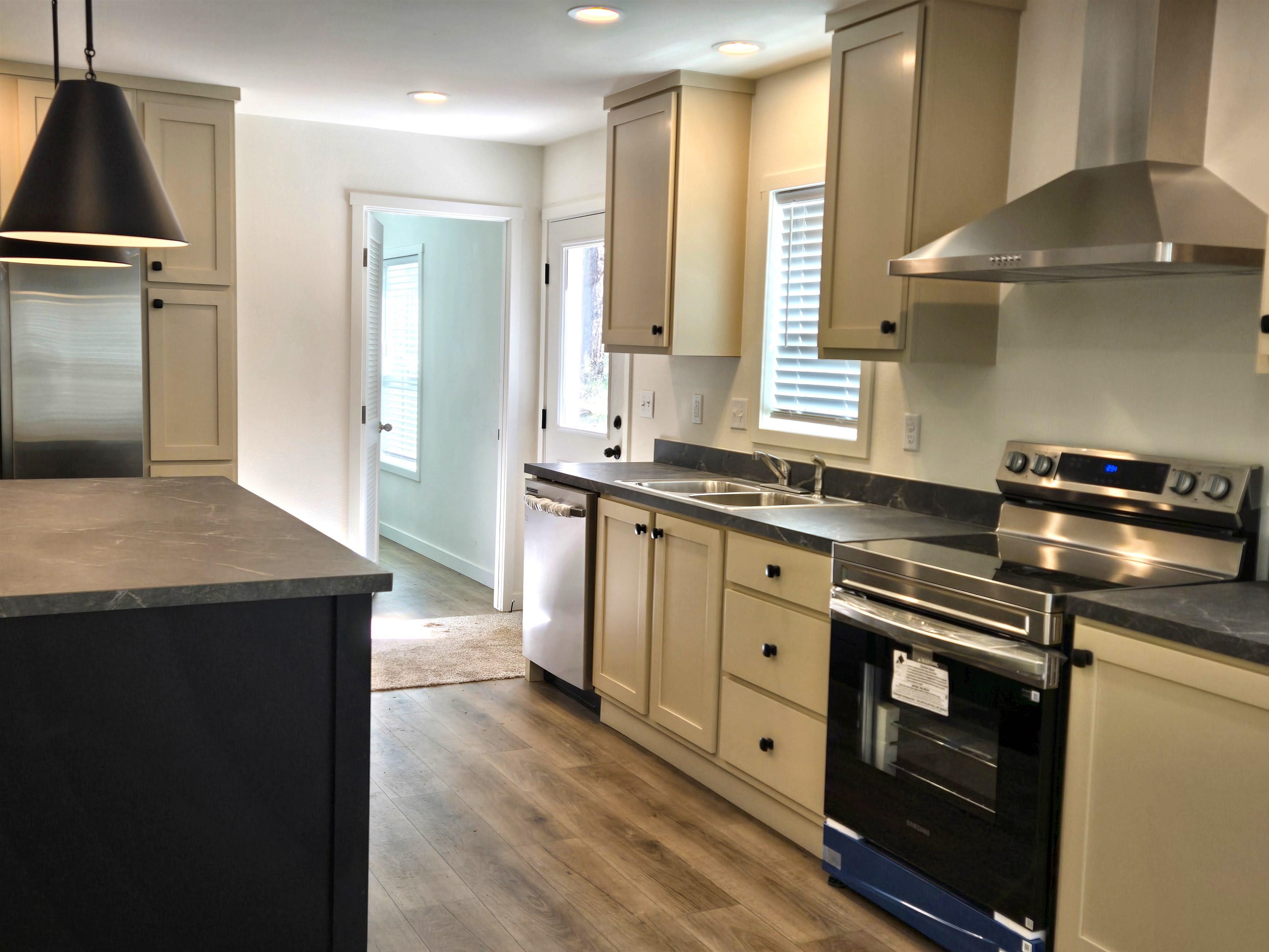 187 W 8th St - Photo 3
