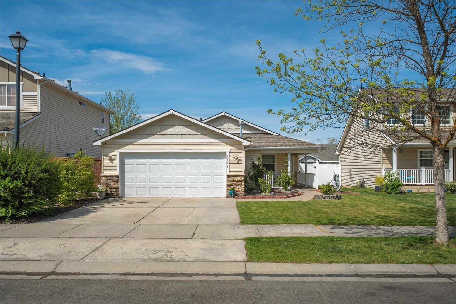 1515 E Beacon Ln - Photo 1