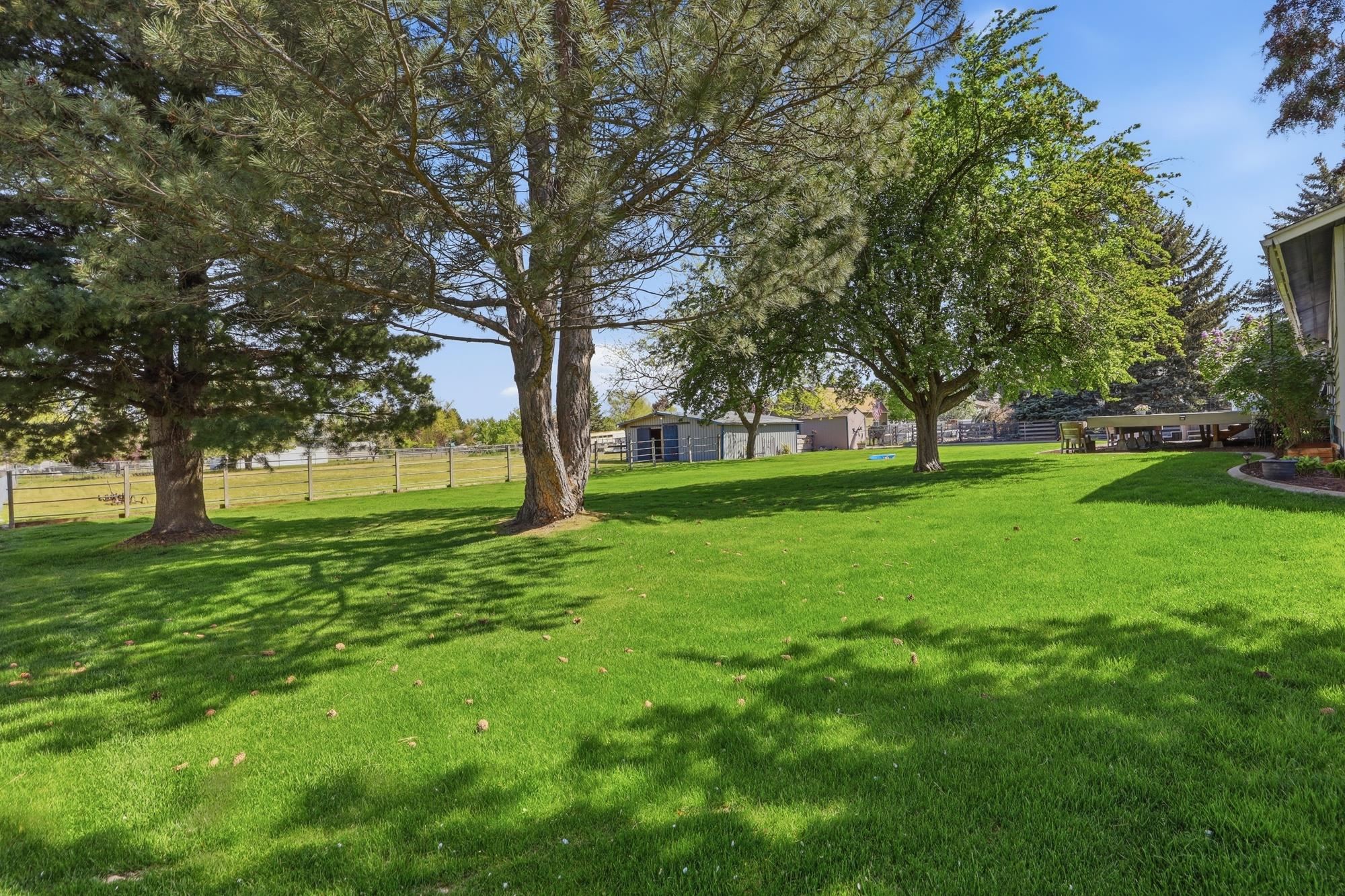 15619 E 14th Ave - Photo 33