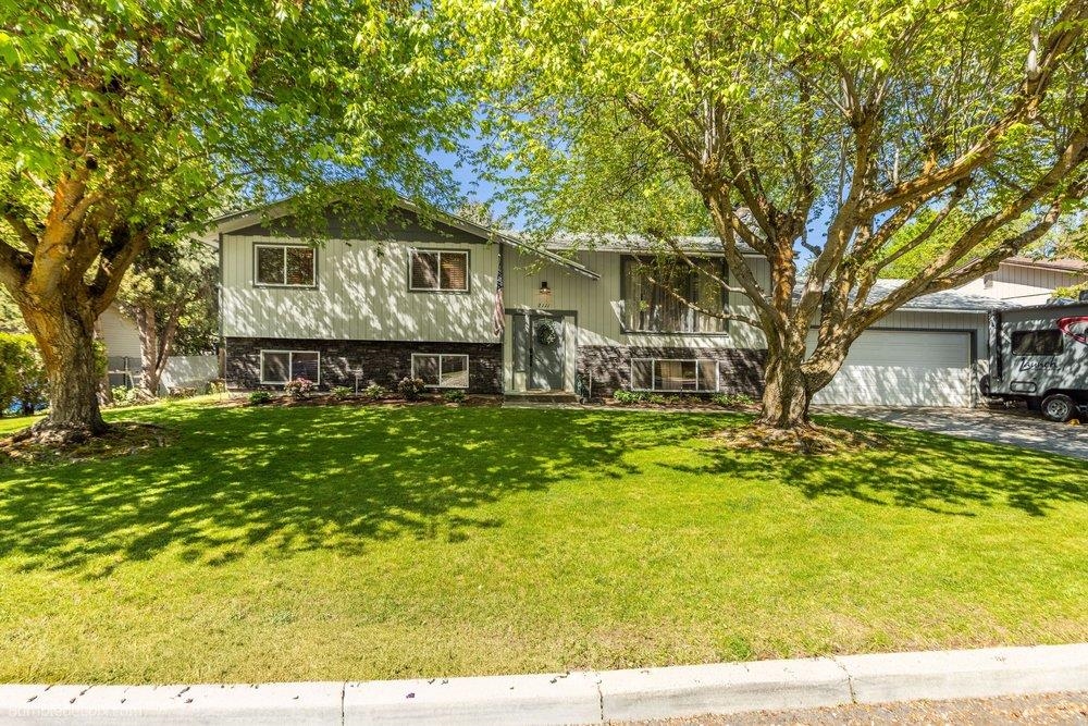 2111 E 63rd Ave - Photo 2