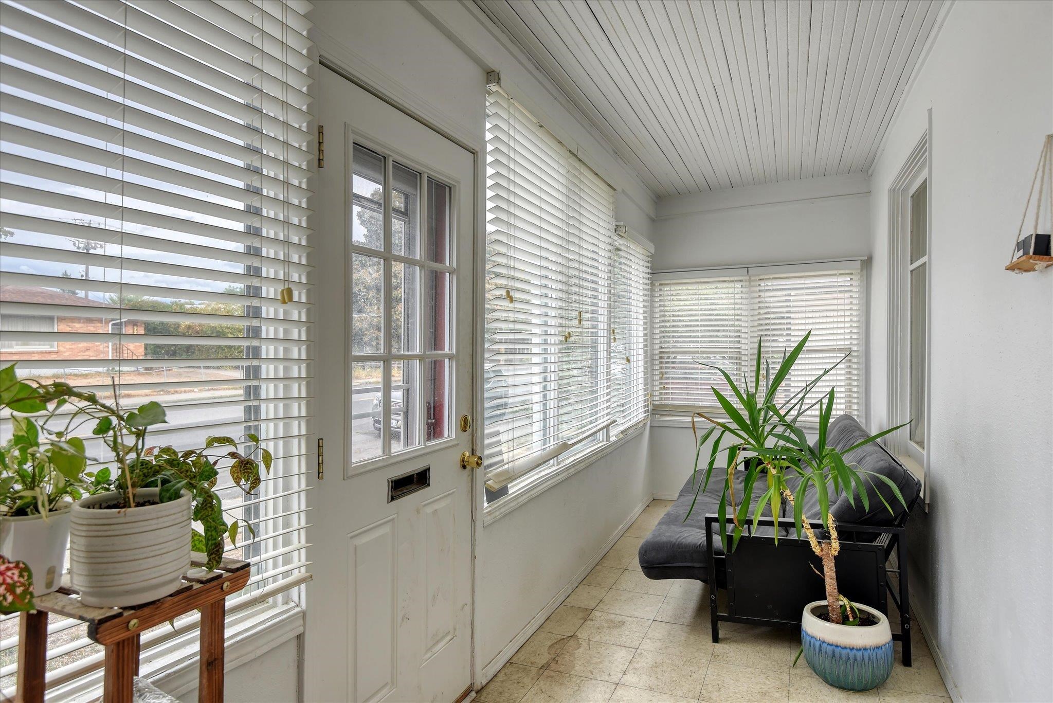 718 E Empire Ave - Photo 2