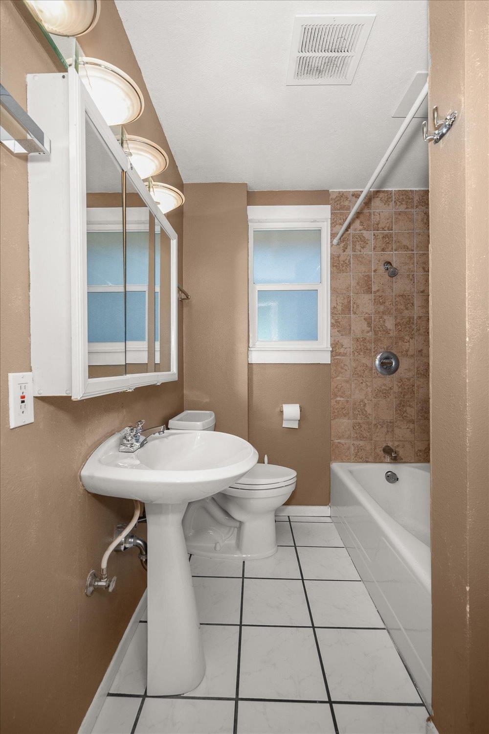 318 E 29th Ave - Photo 16