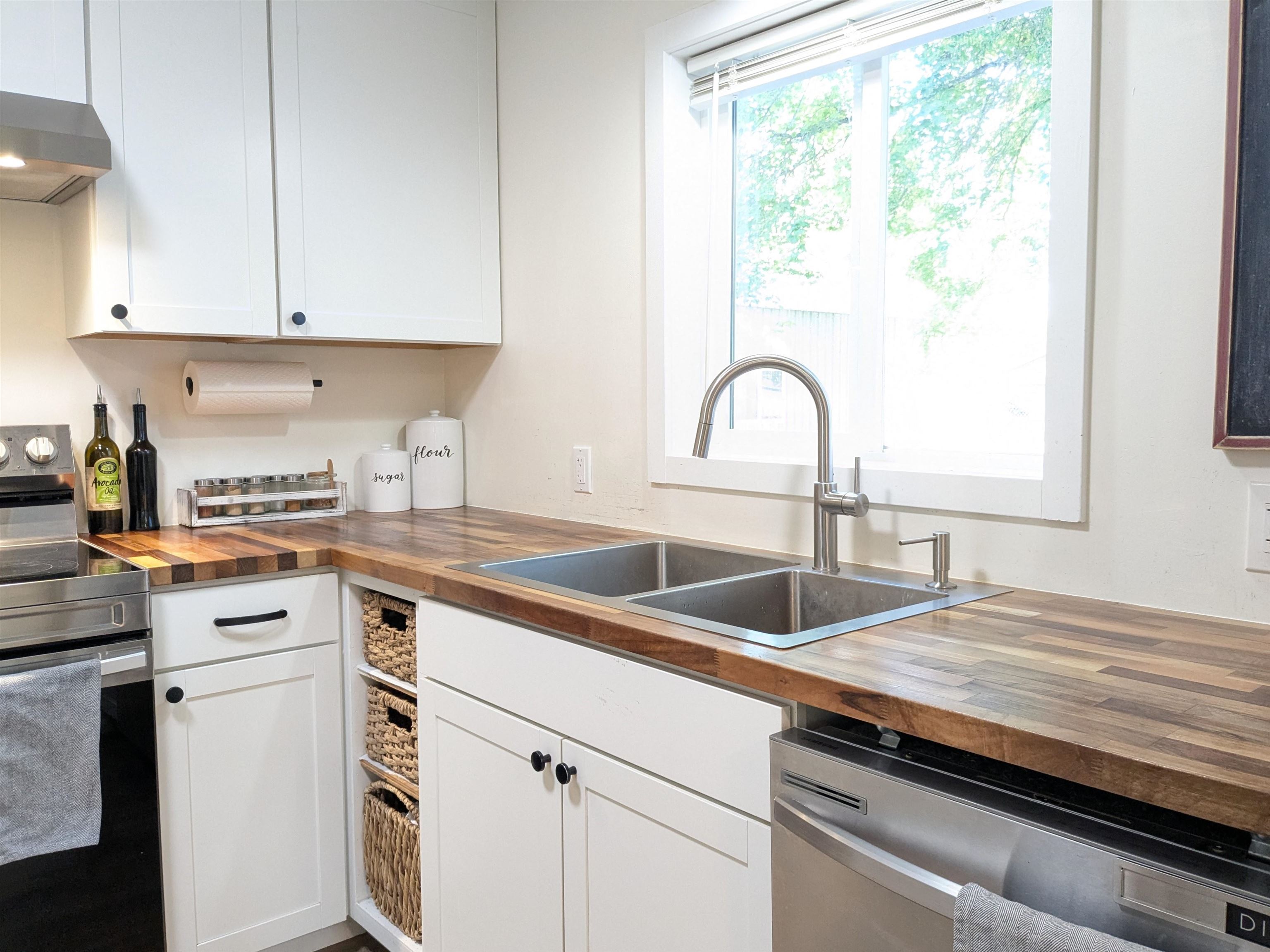 214 E C St - Photo 3