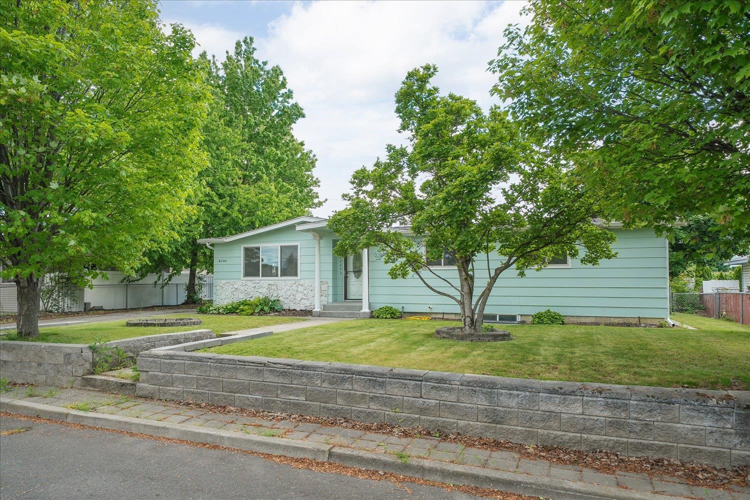 8204 E Augusta Ave - Photo 2