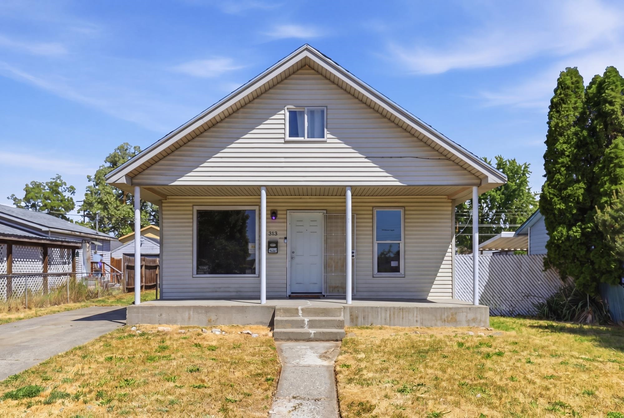 313 E E Queen Ave - Photo 1