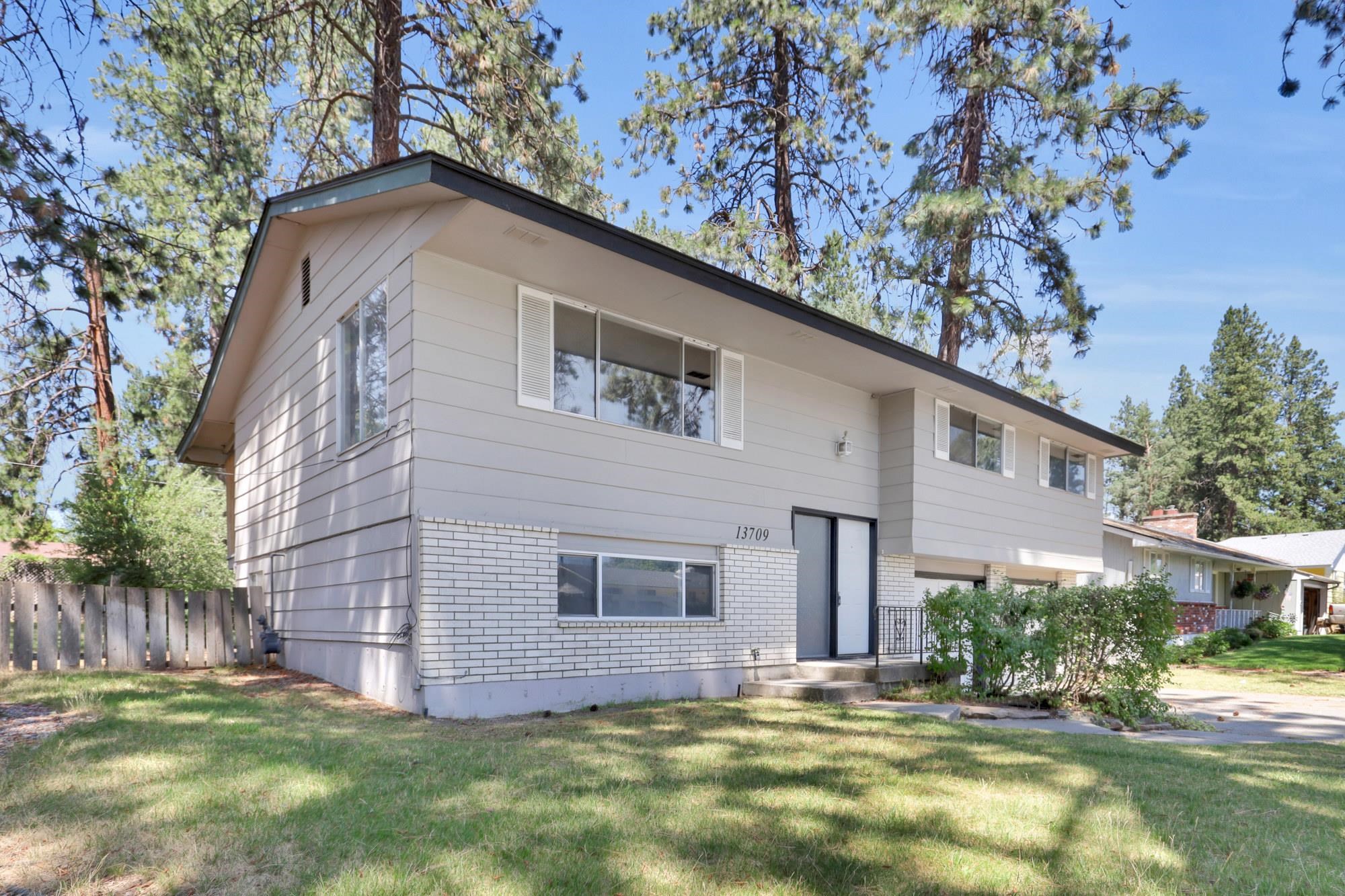13709 E 30th Ave - Photo 2