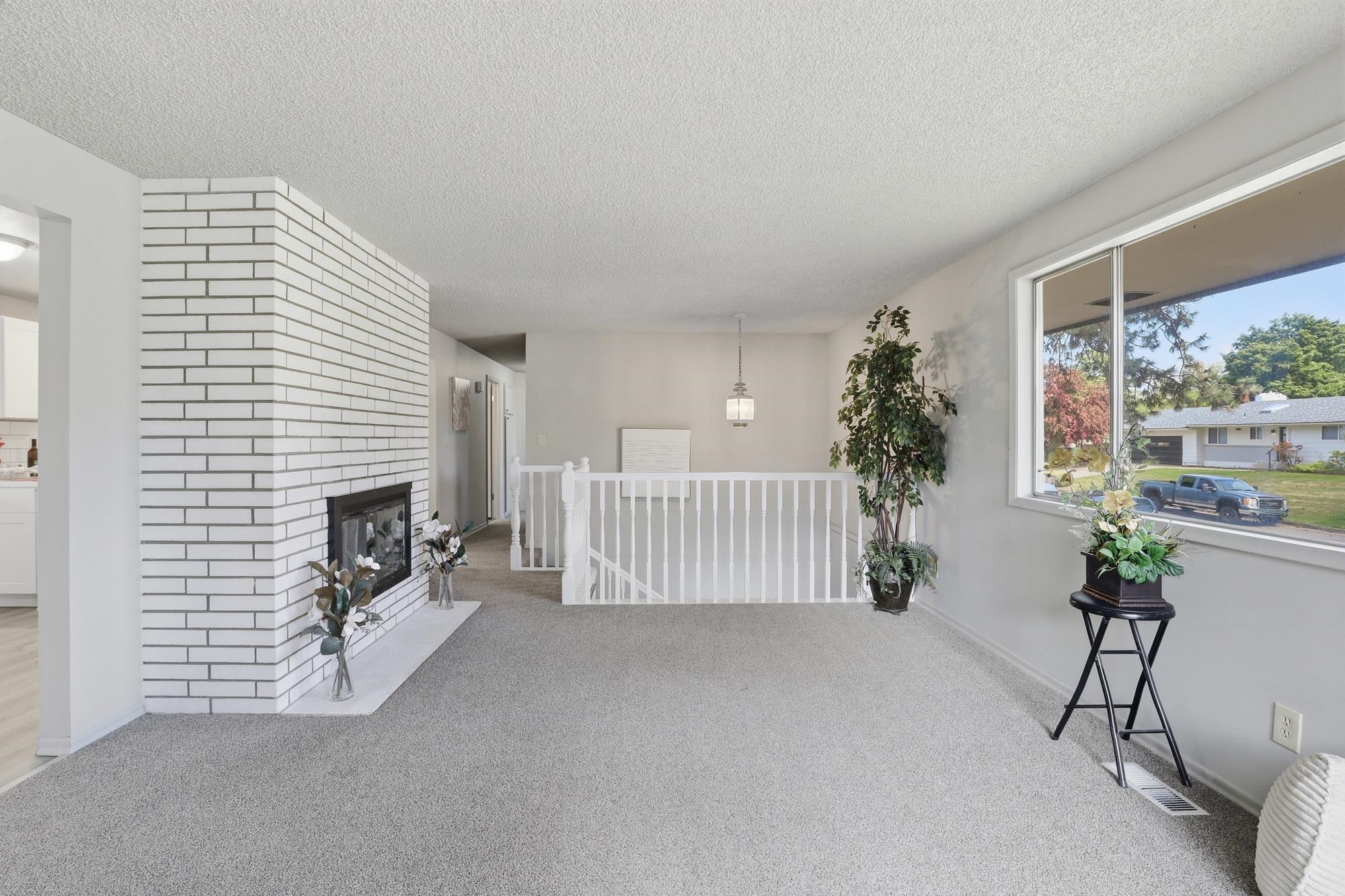 13709 E 30th Ave - Photo 8