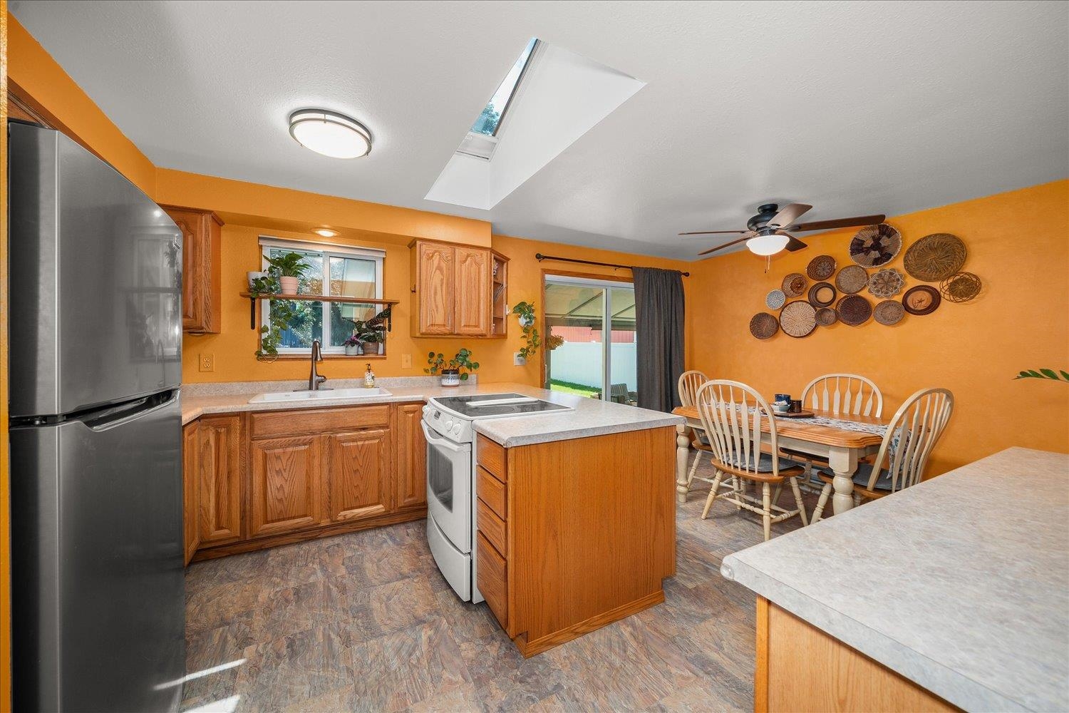 638 N Staples St - Photo 5