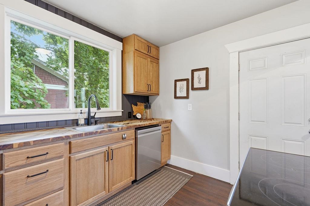 213 6th St - Photo 12