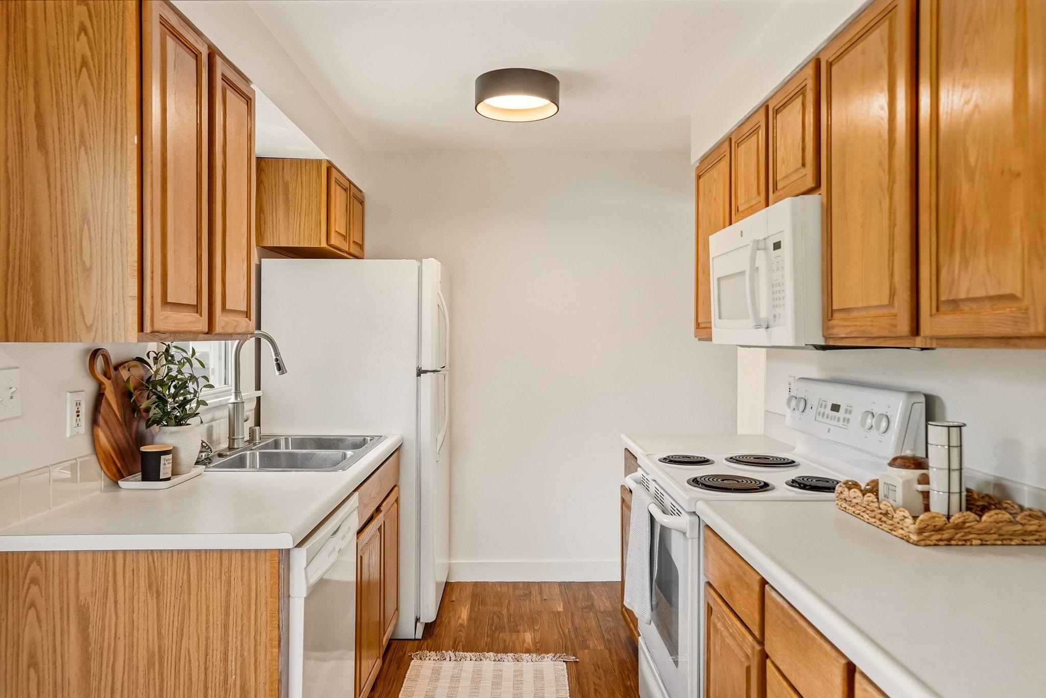 5604 N Elm St - Photo 7