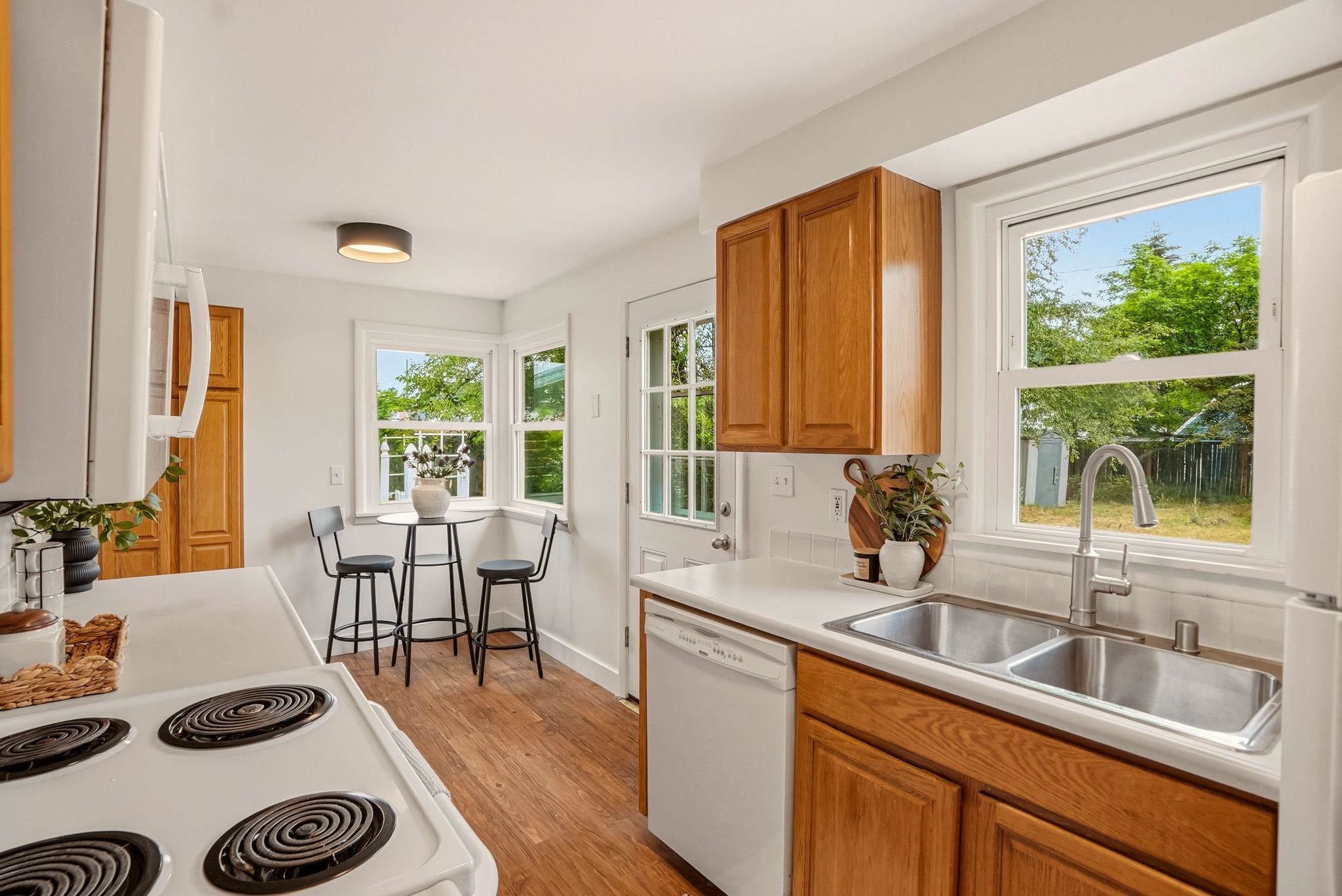 5604 N Elm St - Photo 9