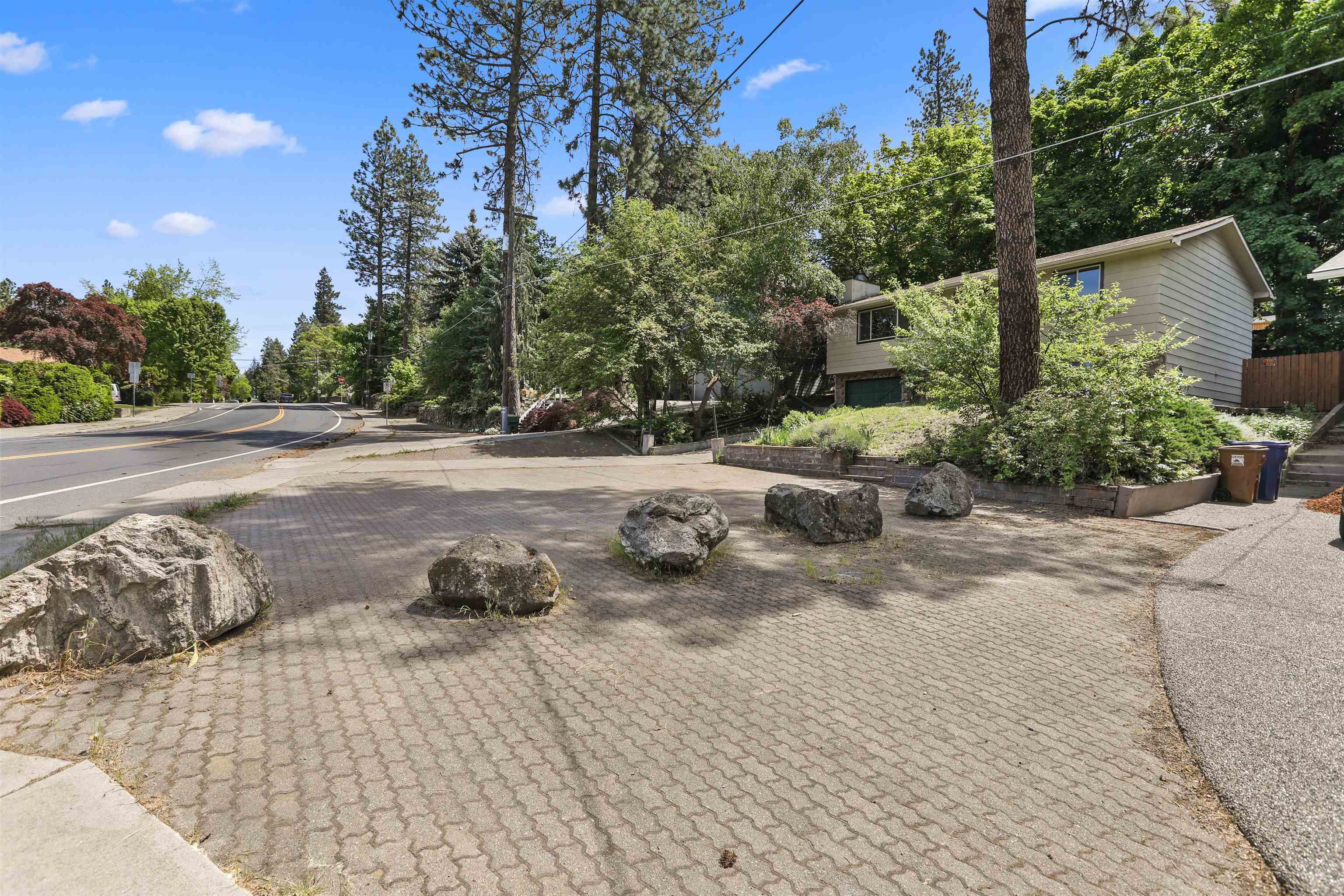 1306 E 18th Ave - Photo 3