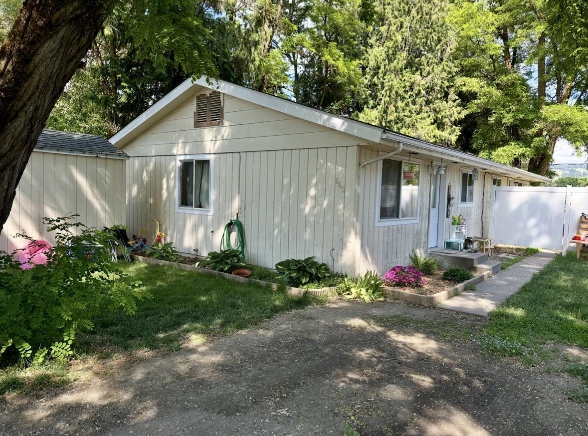 645 S Larch St - Photo 1
