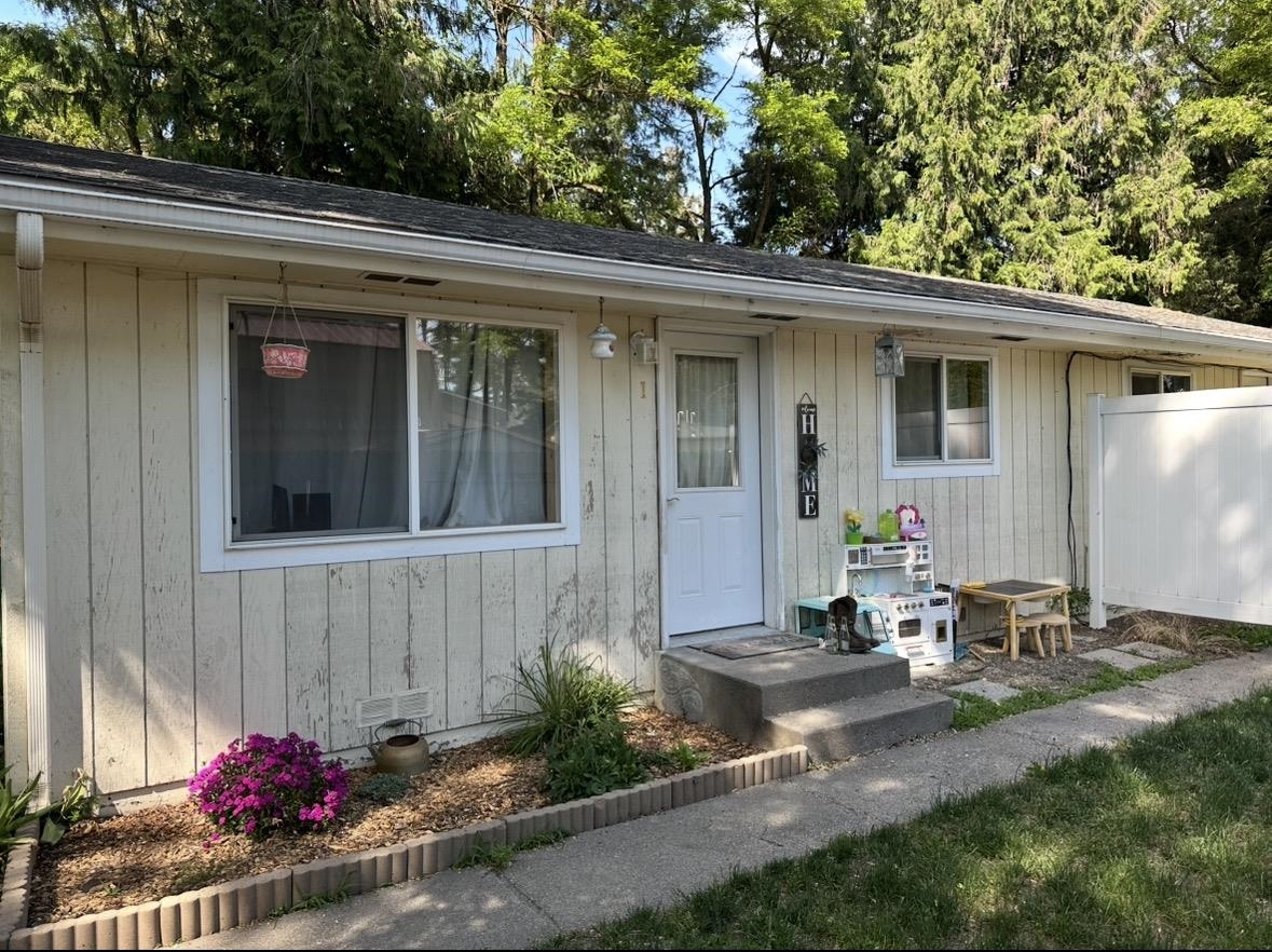 645 S Larch St - Photo 2