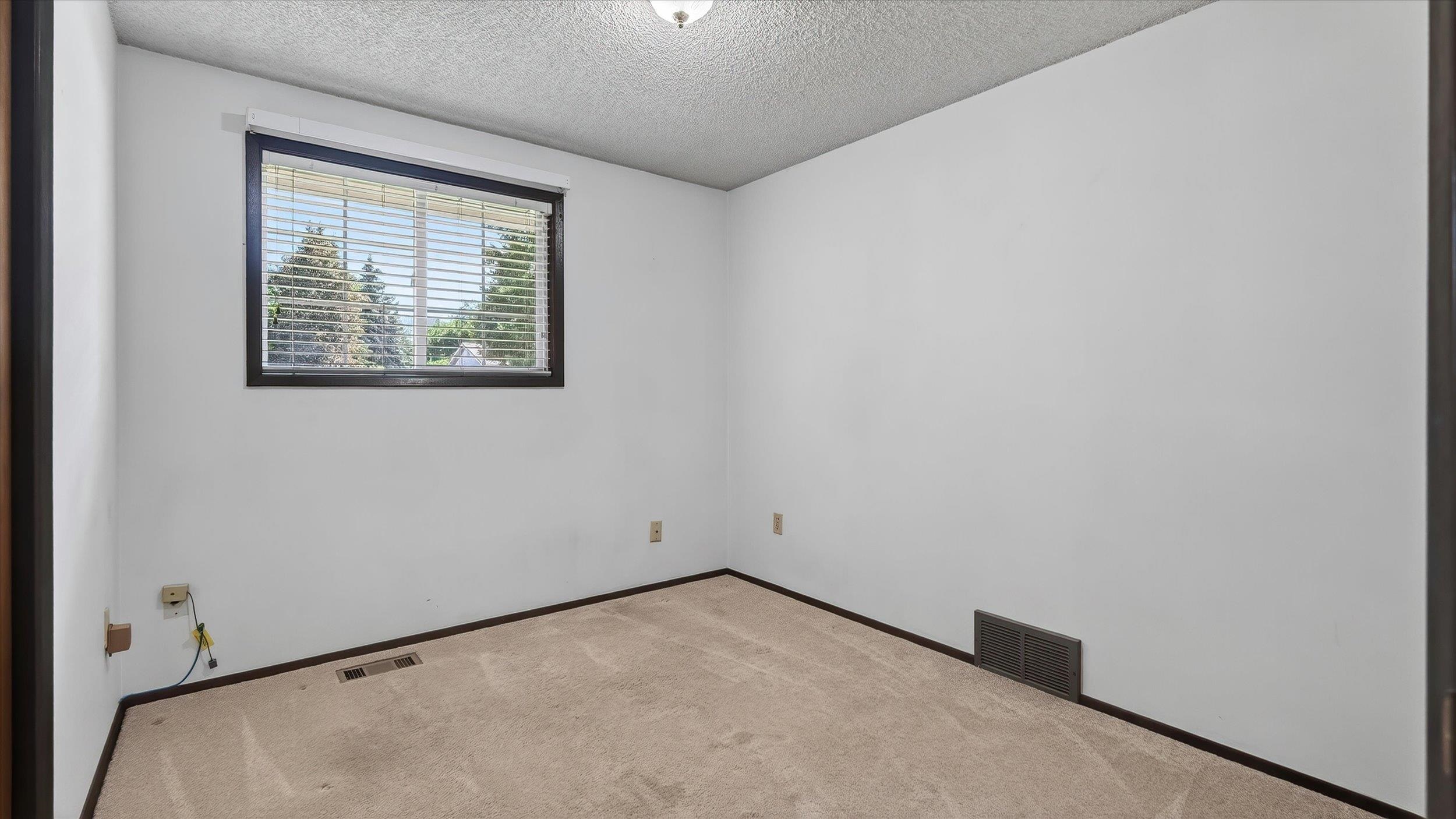 608 W Regina Ave - Photo 17