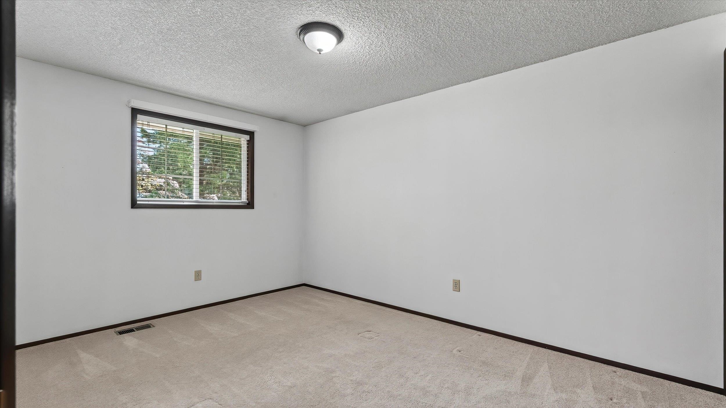 608 W Regina Ave - Photo 20
