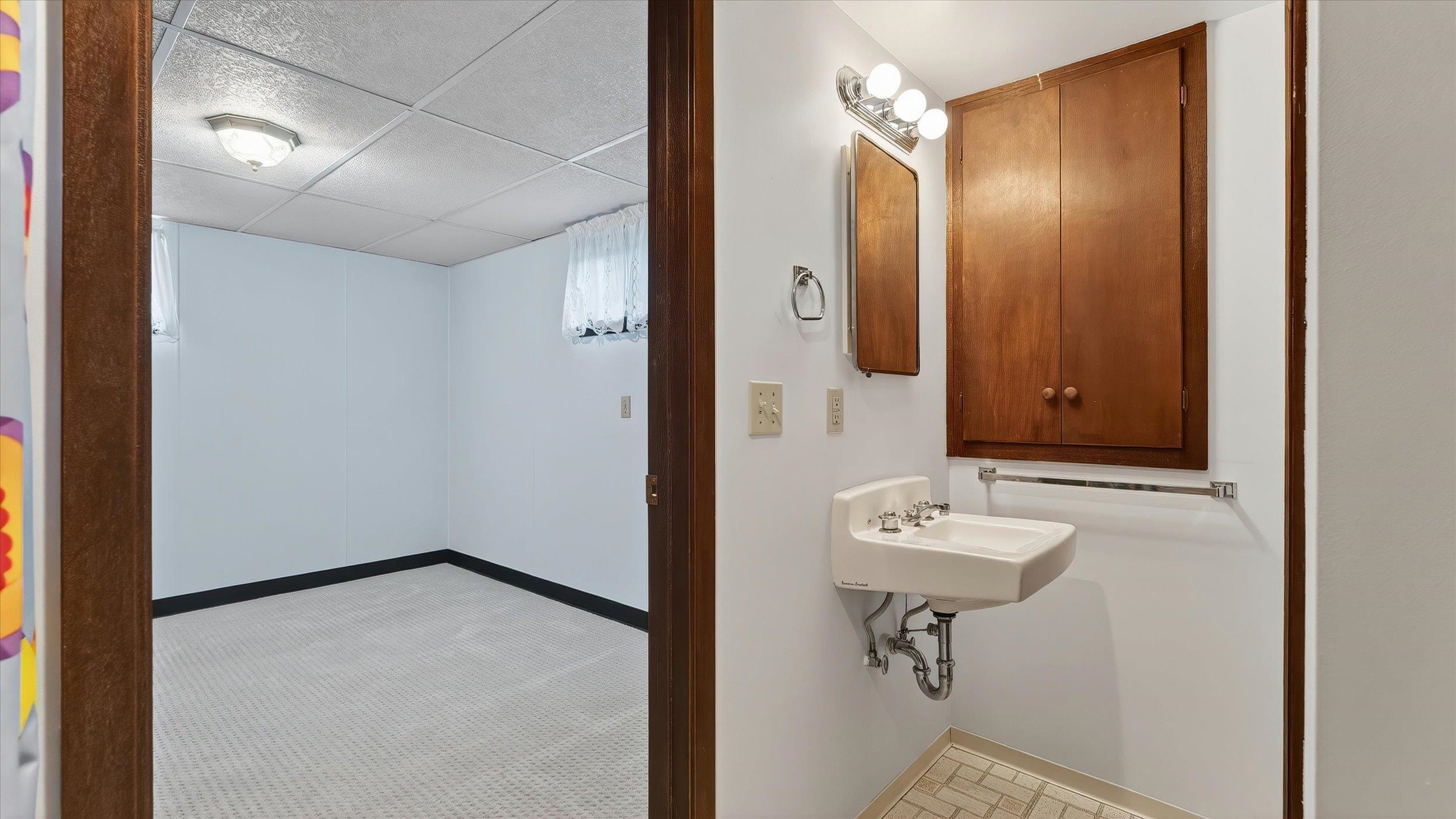 608 W Regina Ave - Photo 28