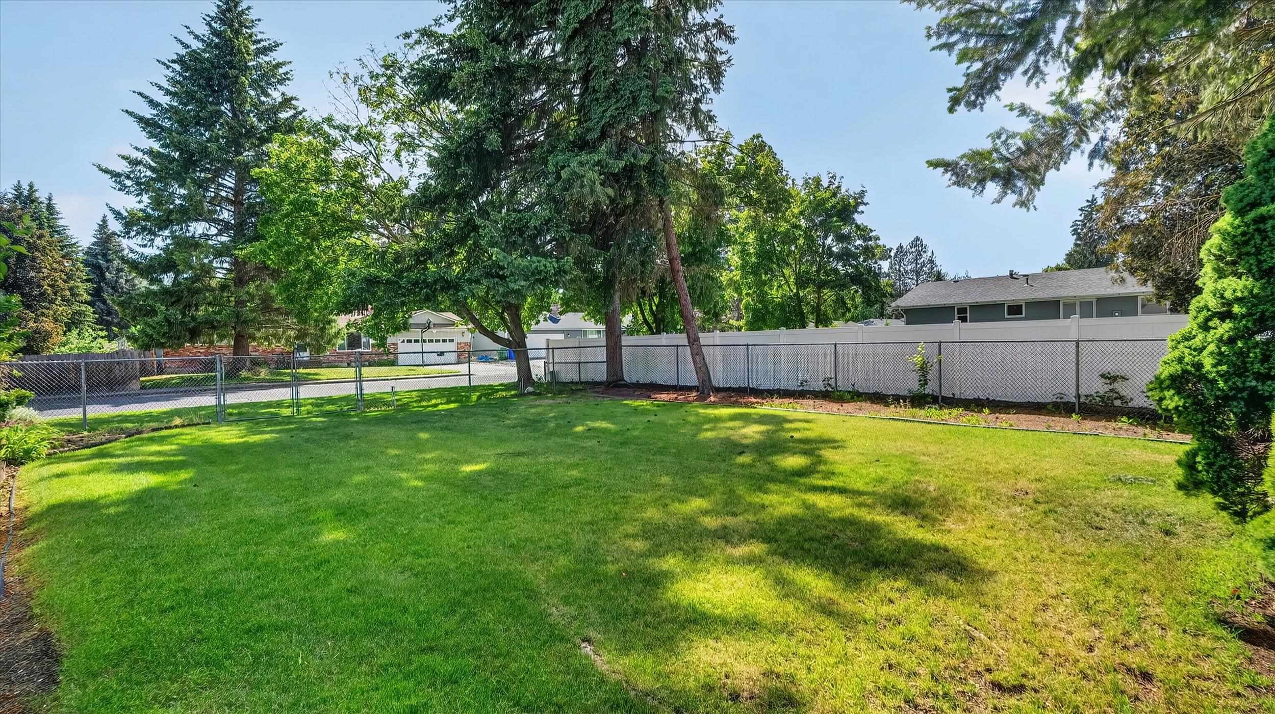 608 W Regina Ave - Photo 32