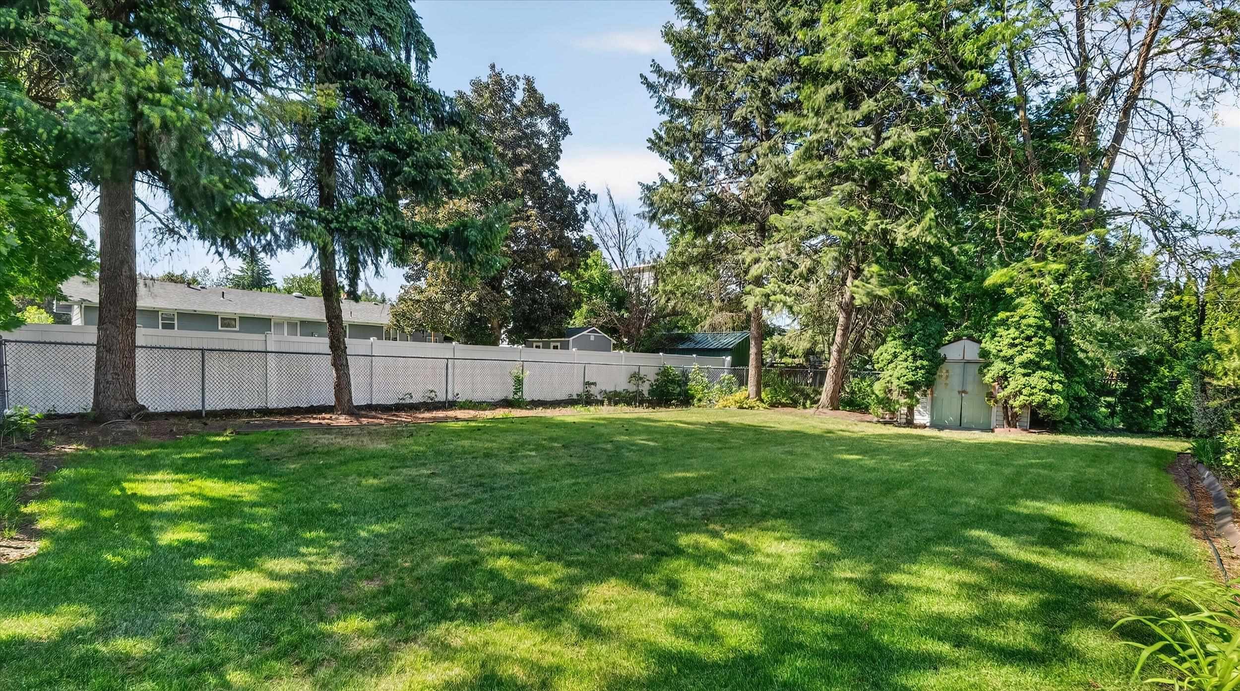 608 W Regina Ave - Photo 33