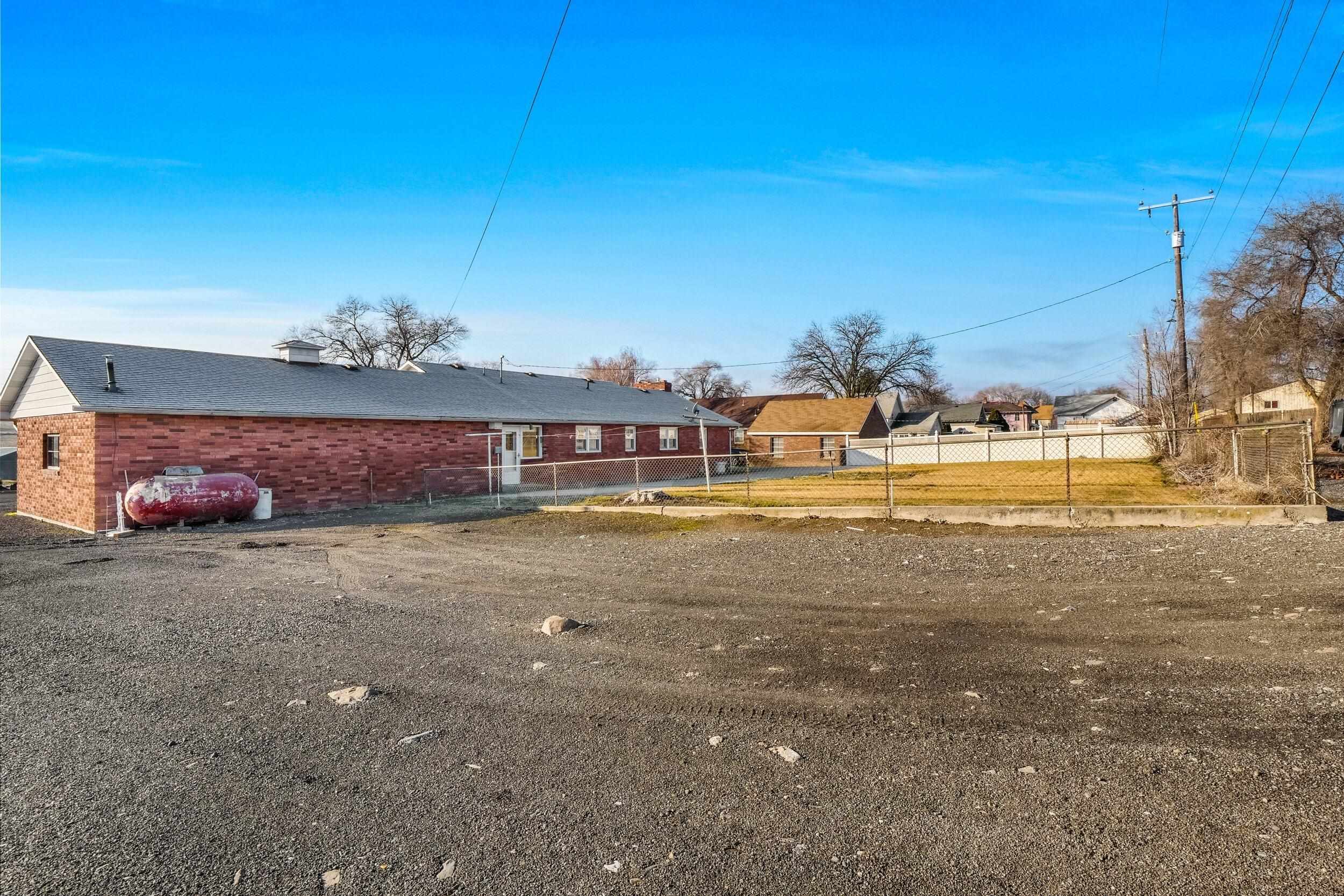 319 E 3rd Ave - Photo 9