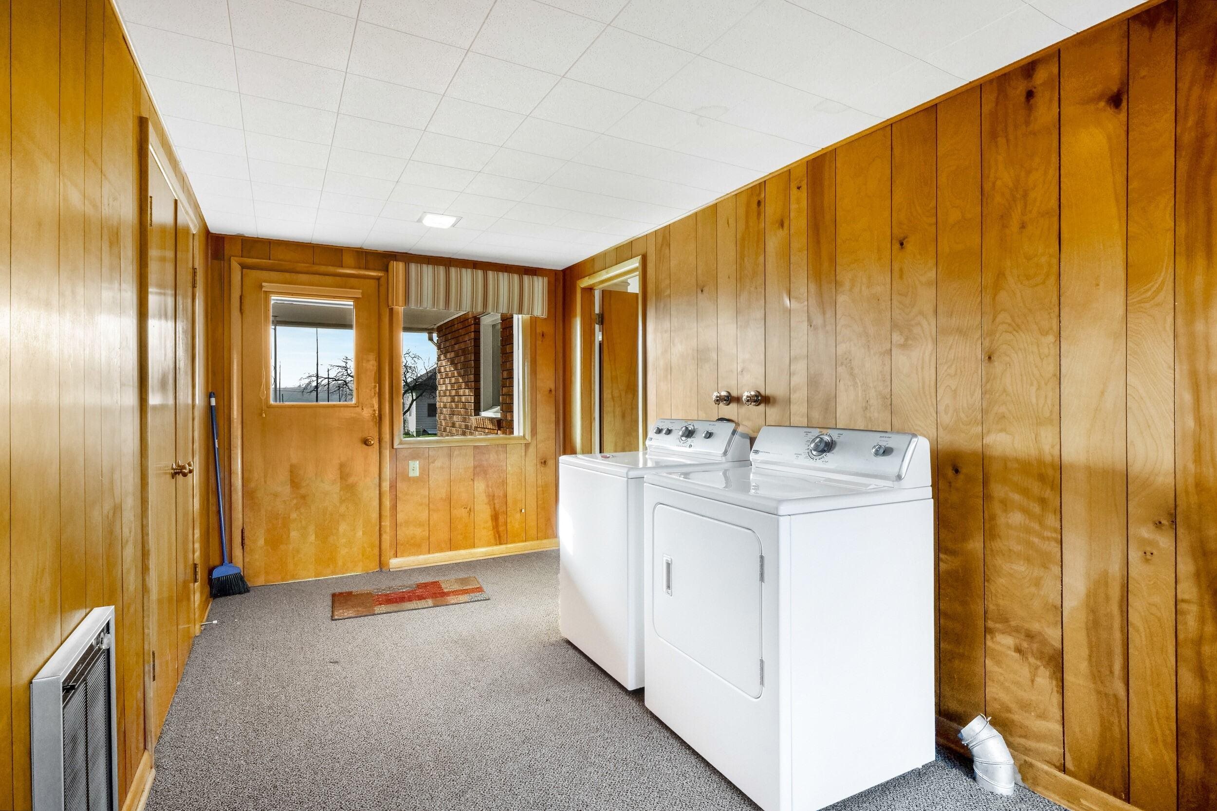 319 E 3rd Ave - Photo 32
