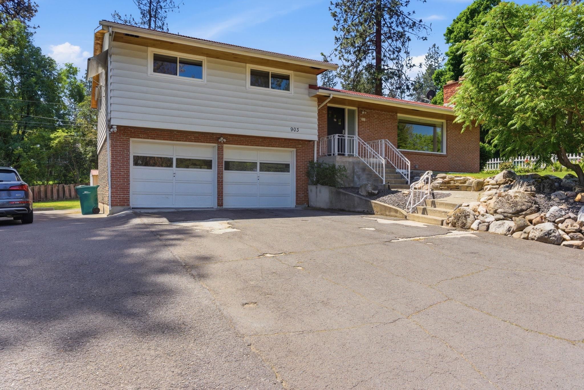 903 W HAWTHORNE Rd - Photo 1