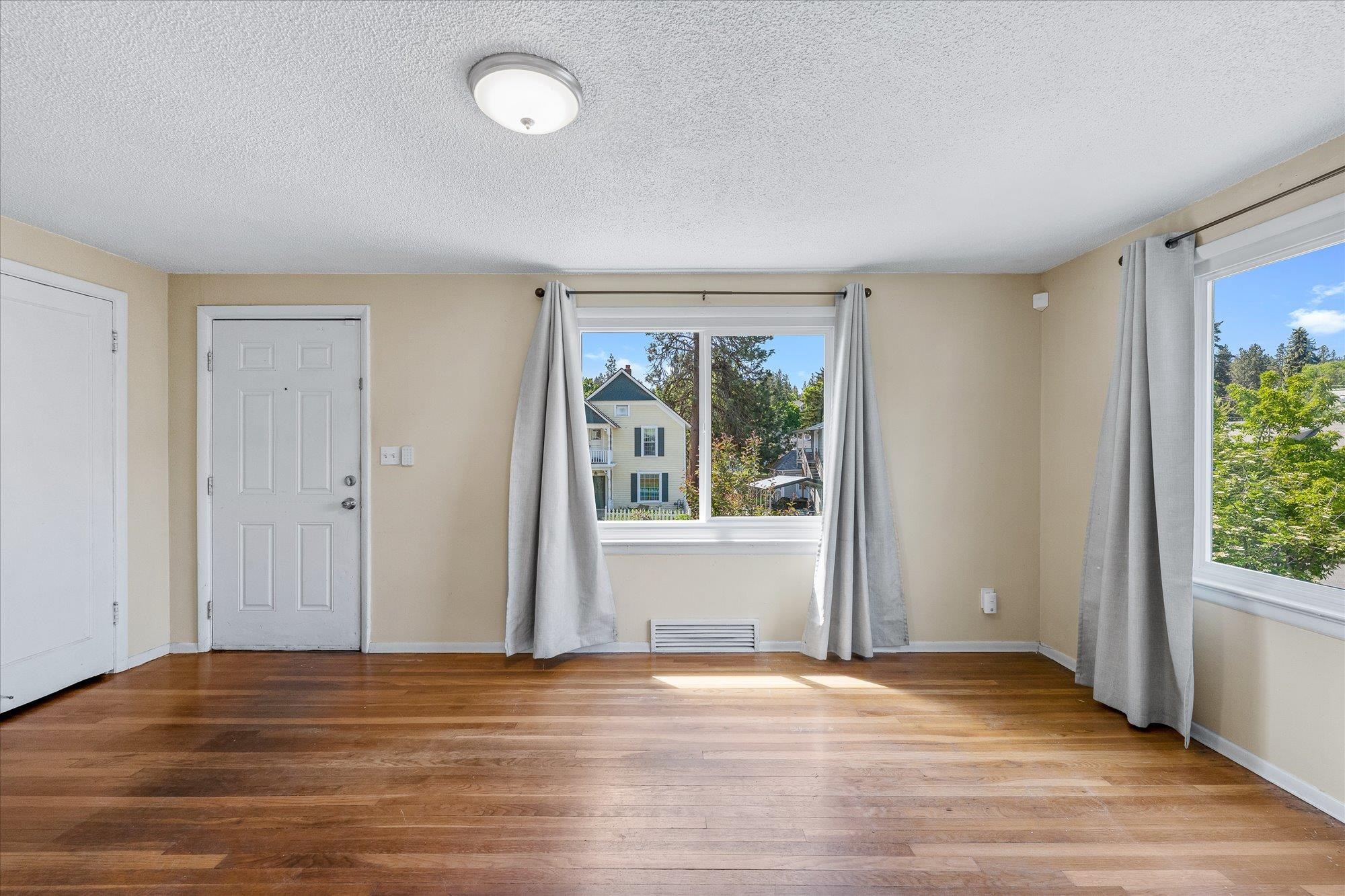 527 E 8th Ave - Photo 5