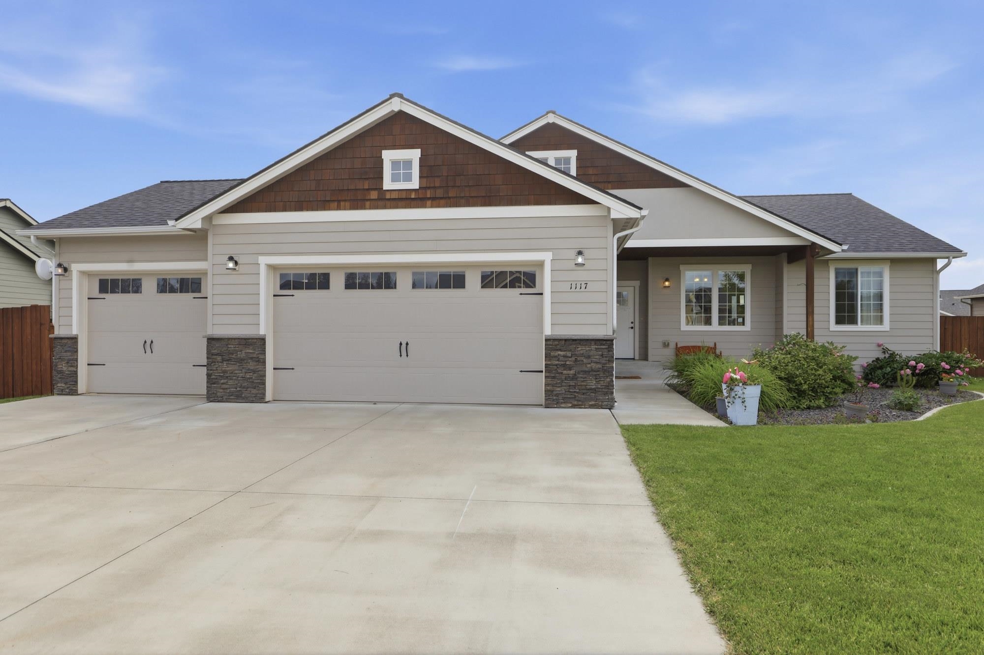 1117 N Main St - Photo 1