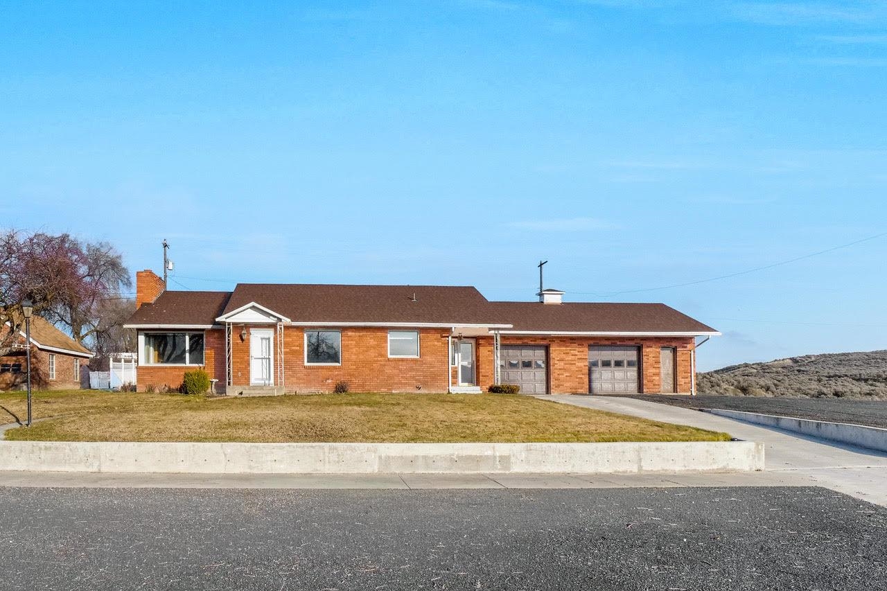 319 E 3rd Ave - Photo 1