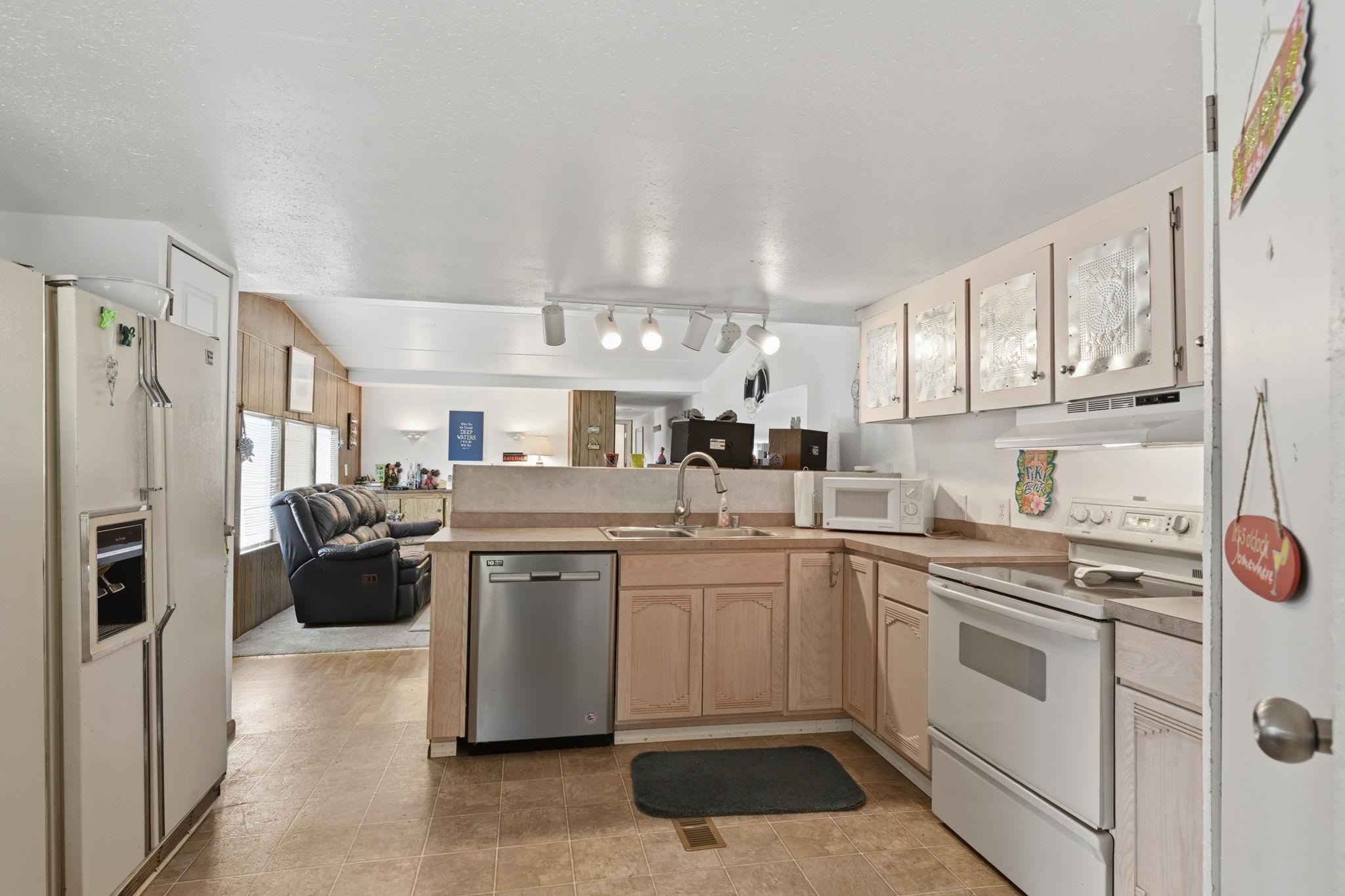 31884 E Phillips Ln - Photo 6
