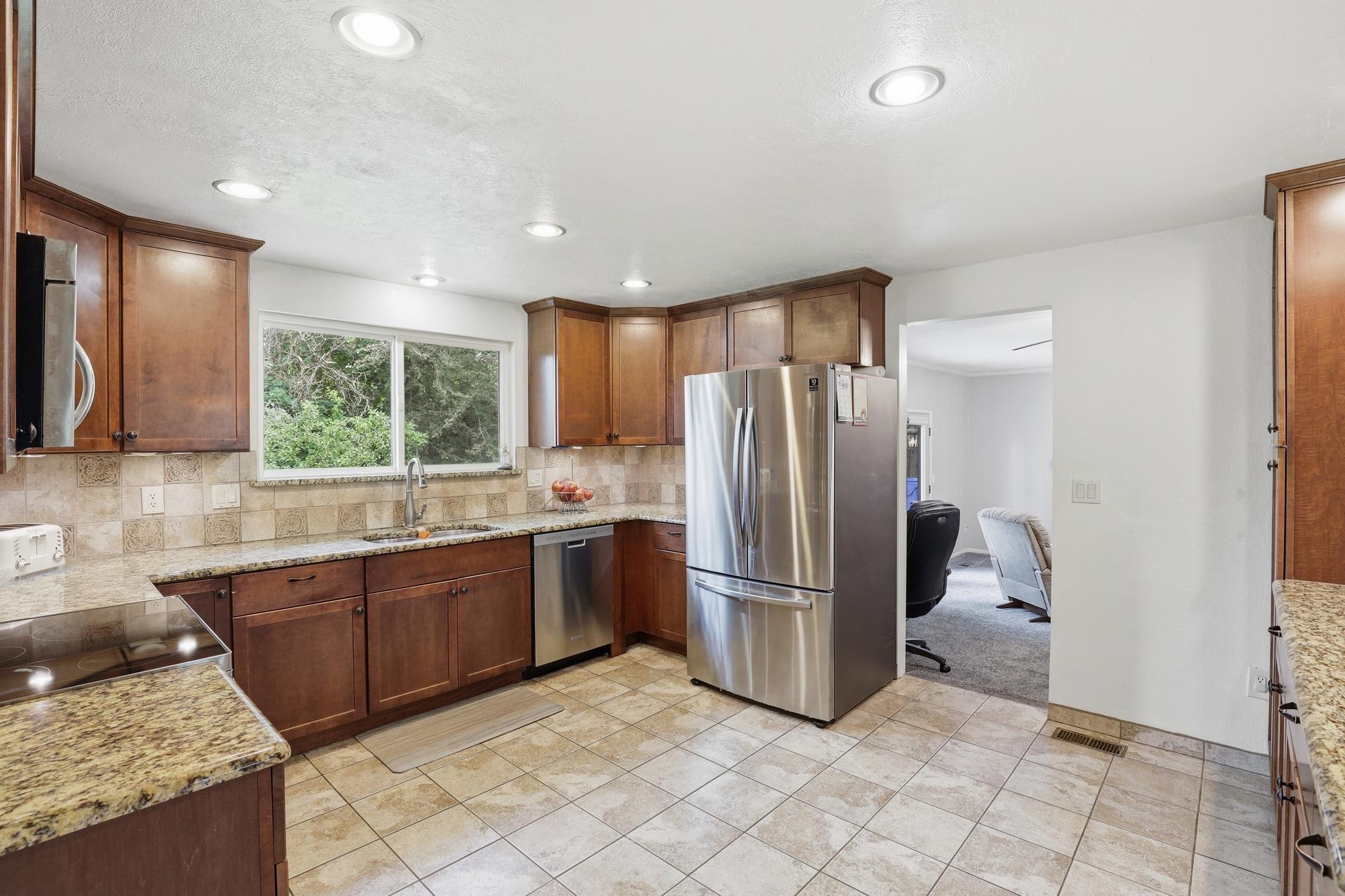 407 E Carriage Ct - Photo 2
