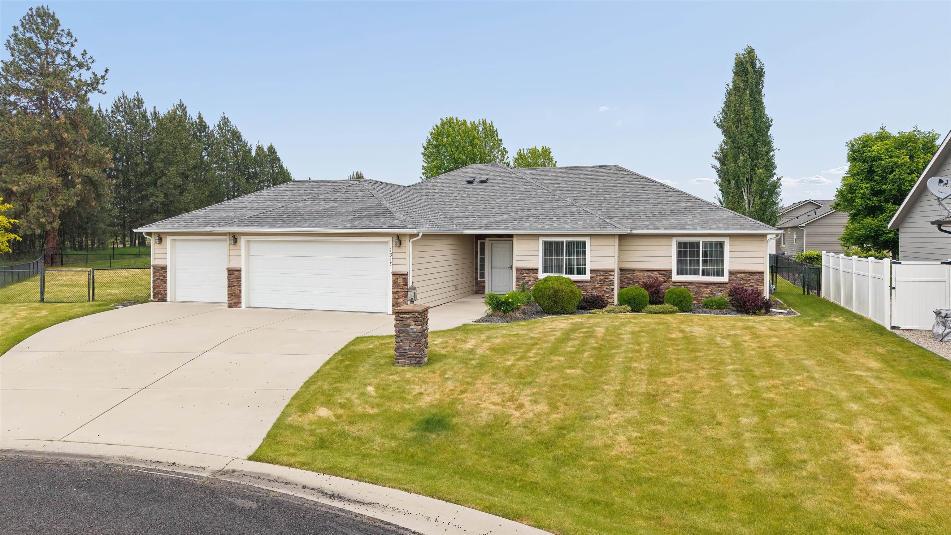 1315 E Cascade Ct - Photo 2