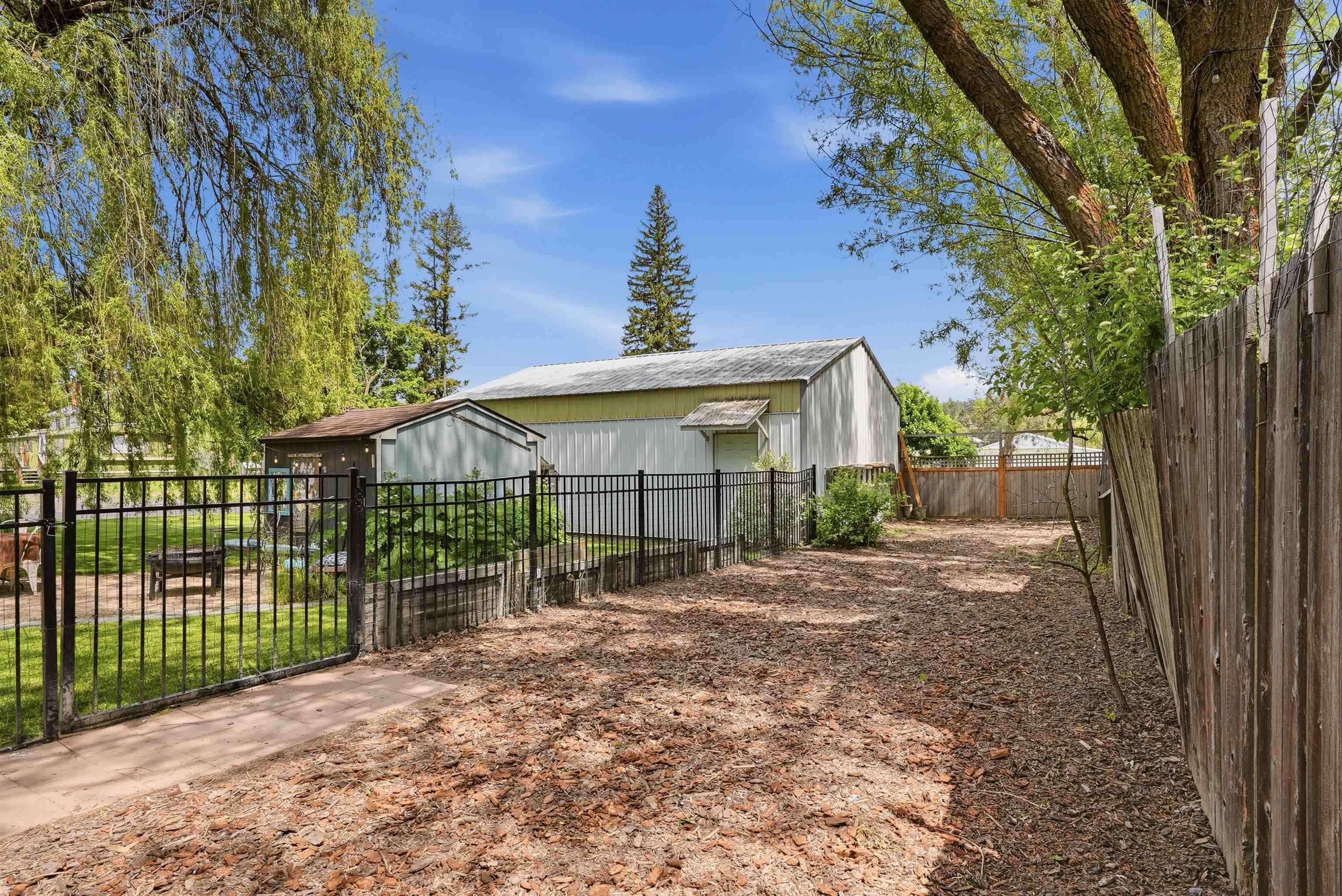 233 W Pacific St - Photo 20