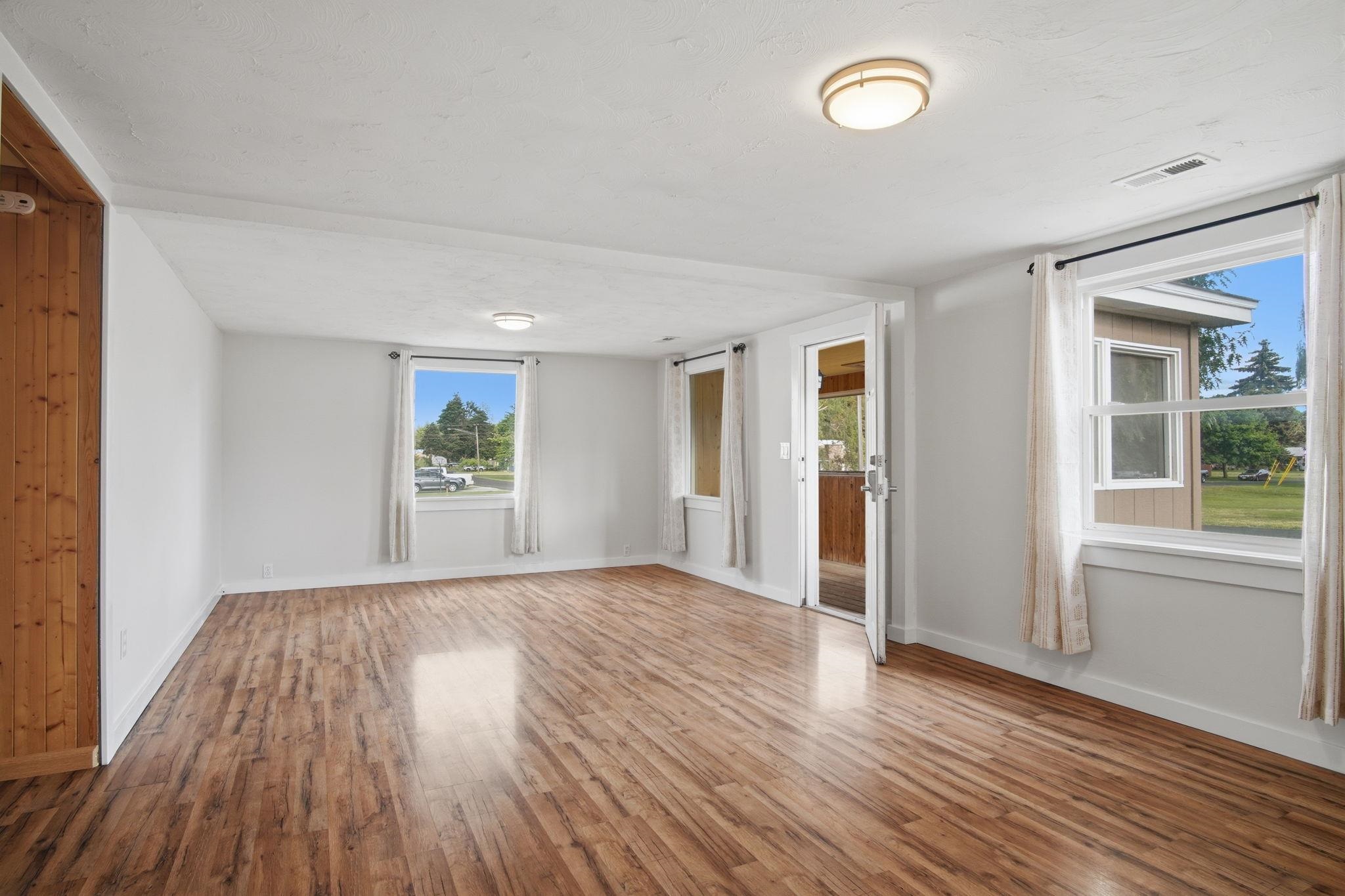 319 E Spence St - Photo 3