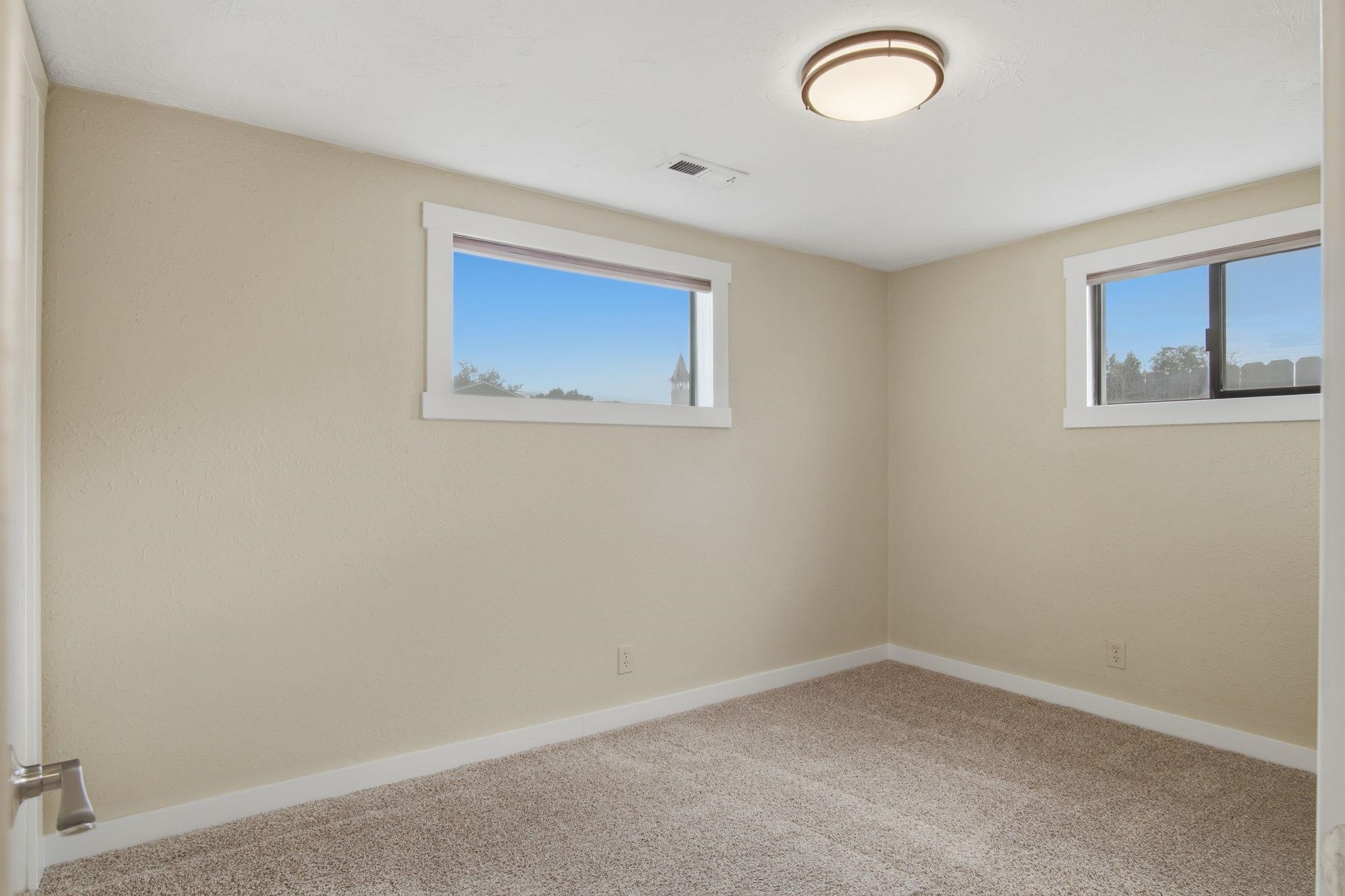 319 E Spence St - Photo 5