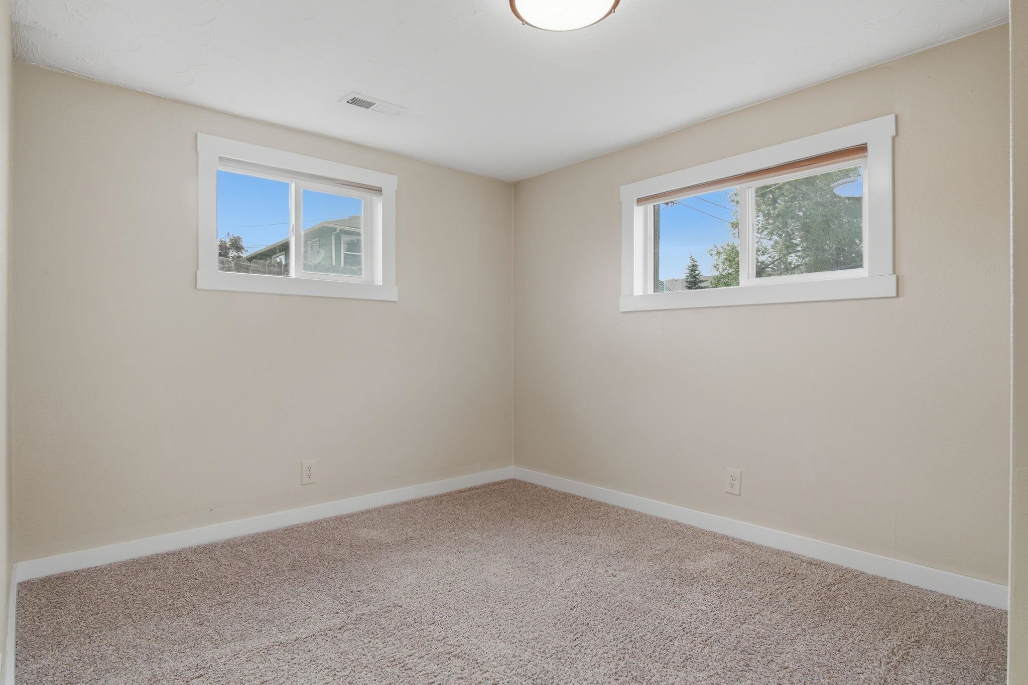 319 E Spence St - Photo 8