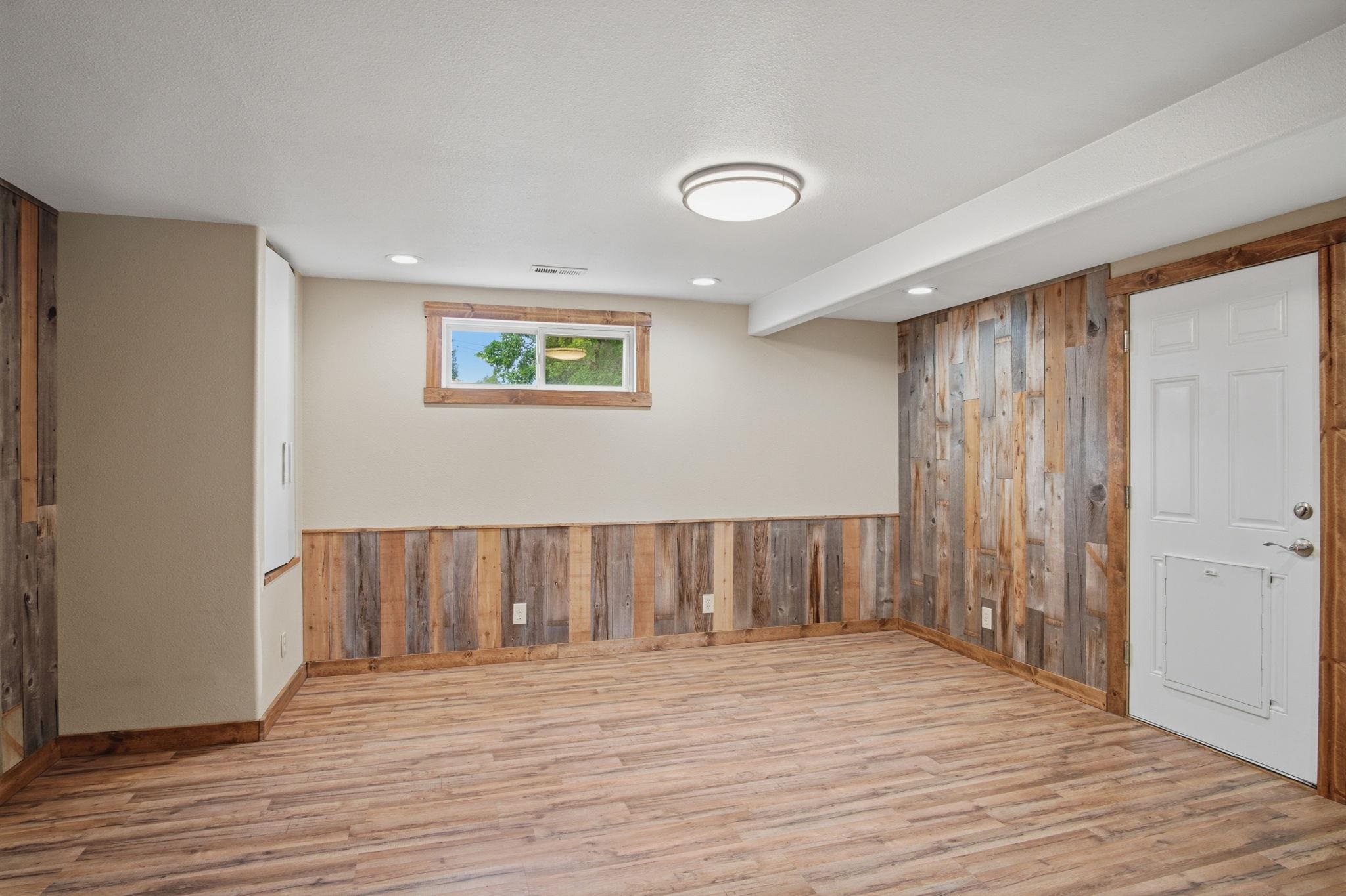 319 E Spence St - Photo 19